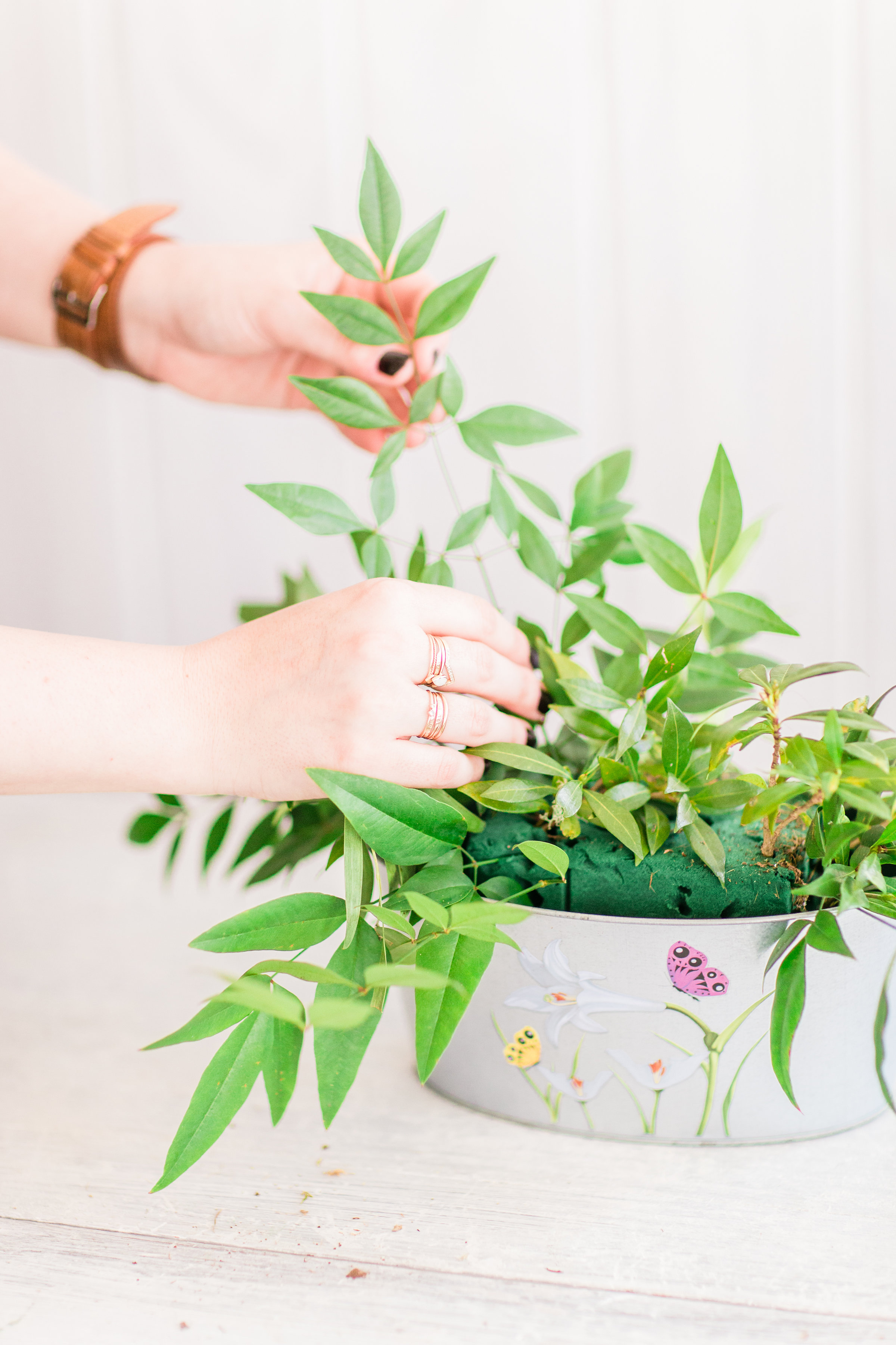 Want to put together a stunning floral arrangement with that bunch of flowers you just picked up from the grocery store or farmers market? We teamed up with a florist to teach you the easy step-by-step way to make beautiful arrangements at home. | glitterinc.com | @glitterinc