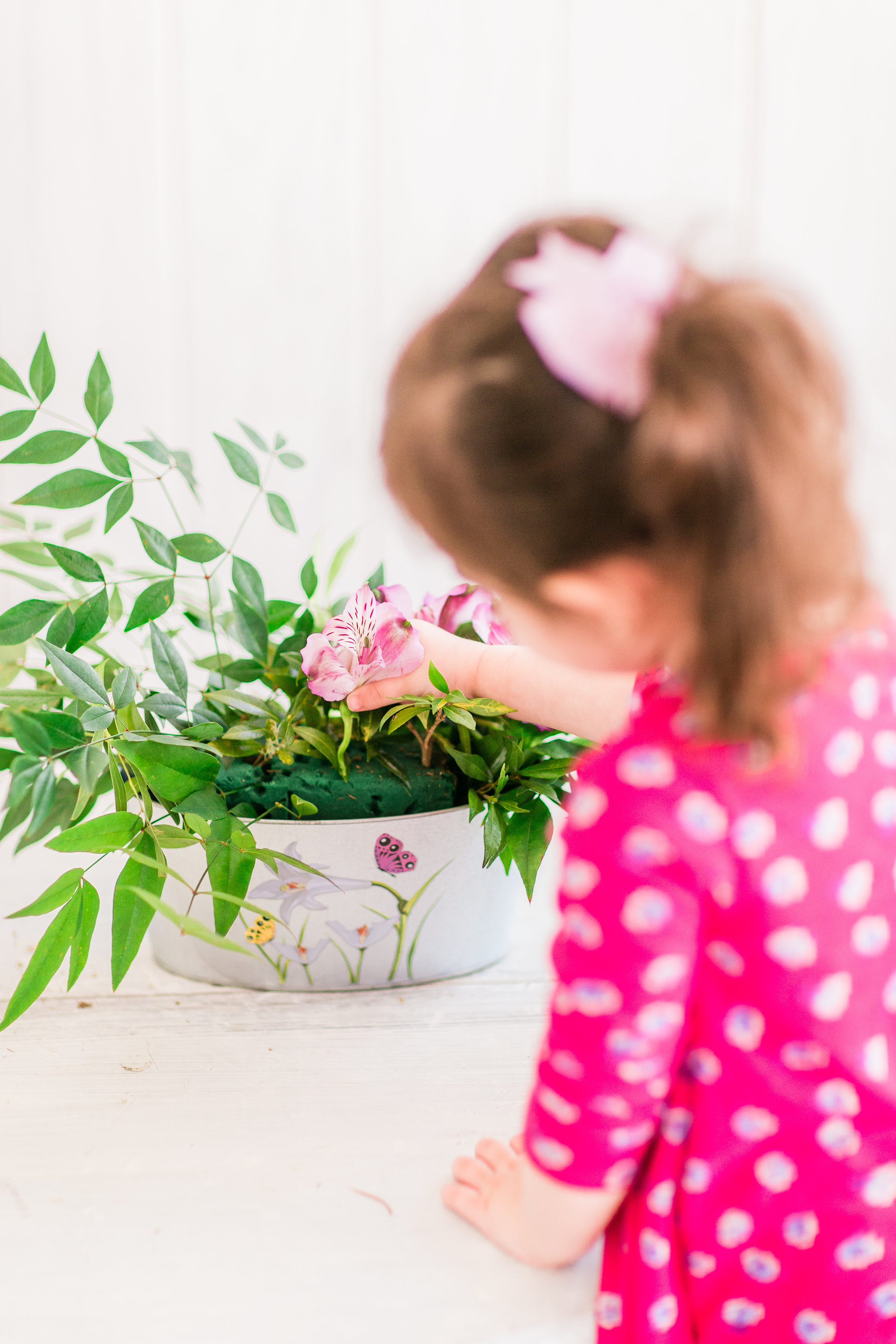 Want to put together a stunning floral arrangement with that bunch of flowers you just picked up from the grocery store or farmers market? We teamed up with a florist to teach you the easy step-by-step way to make beautiful arrangements at home. | glitterinc.com | @glitterinc