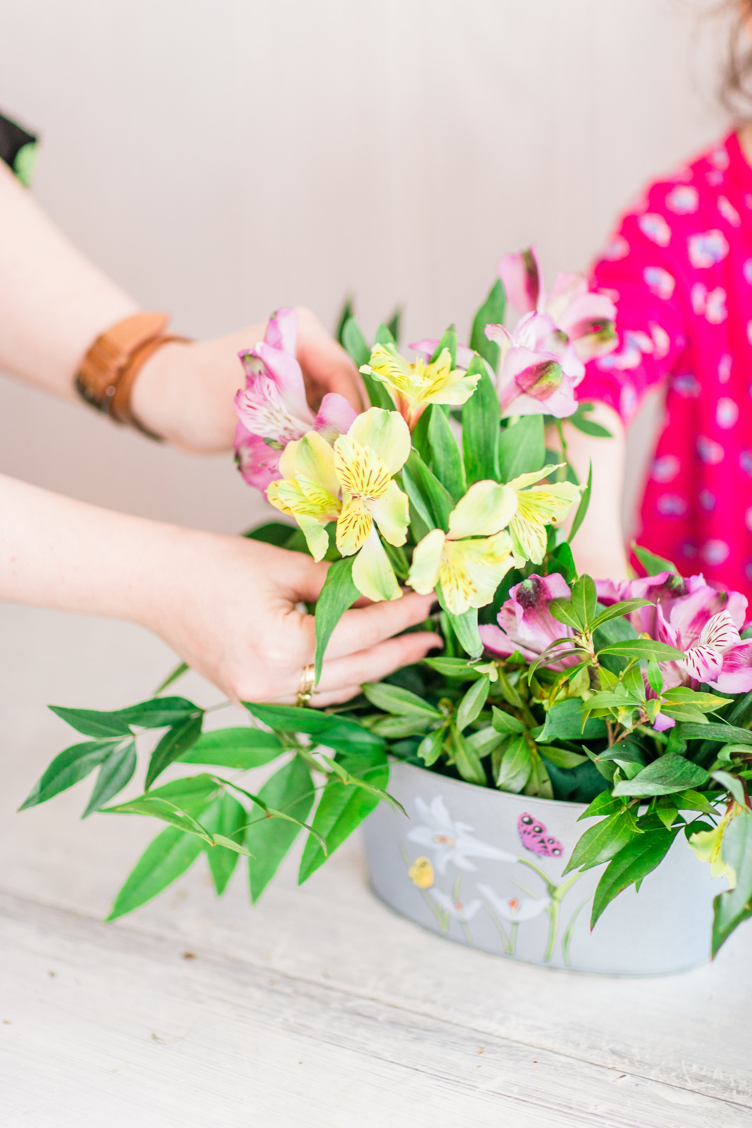 Want to put together a stunning floral arrangement with that bunch of flowers you just picked up from the grocery store or farmers market? We teamed up with a florist to teach you the easy step-by-step way to make beautiful arrangements at home. | glitterinc.com | @glitterinc