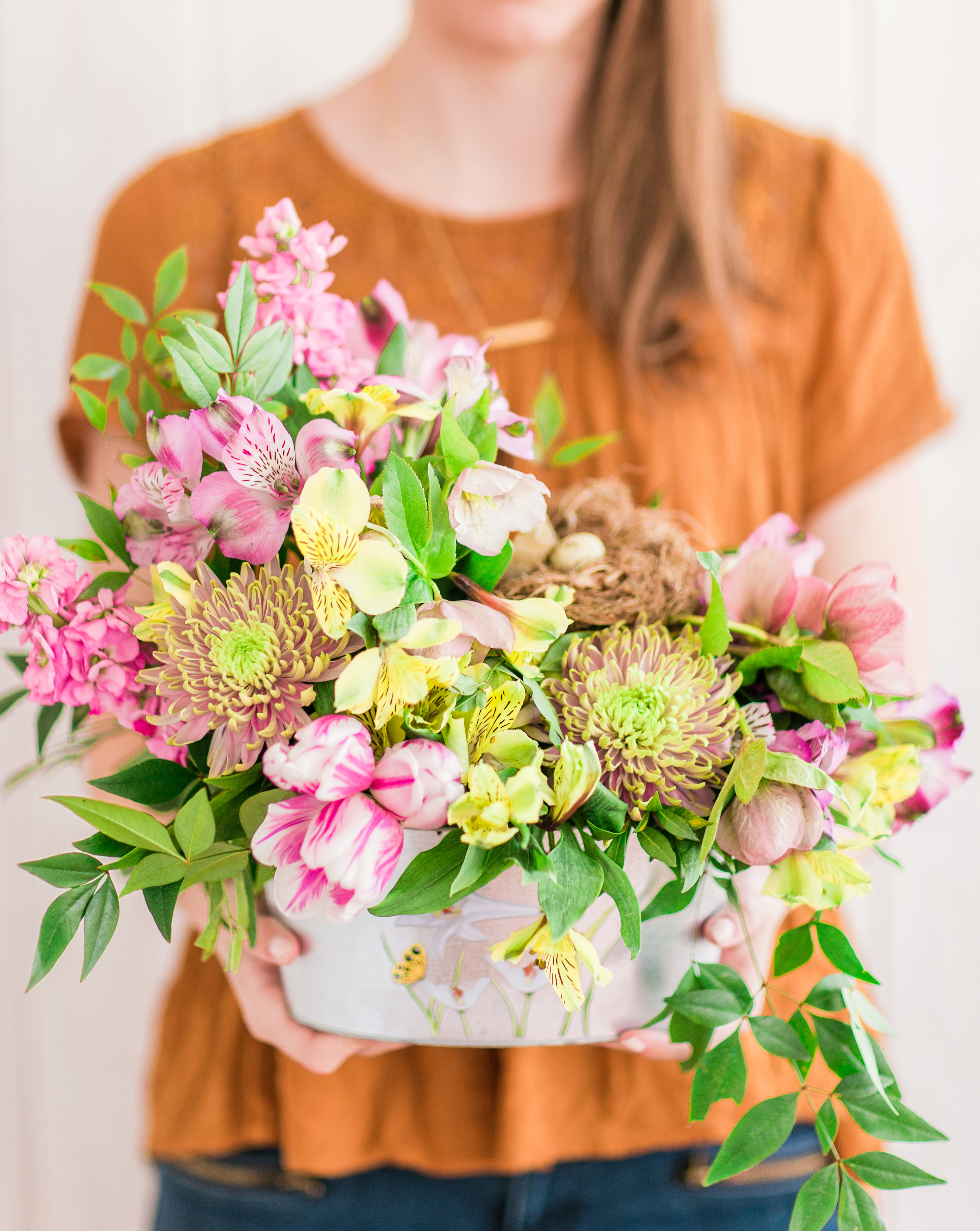 Want to put together a stunning floral arrangement with that bunch of flowers you just picked up from the grocery store or farmers market? We teamed up with a florist to teach you the easy step-by-step way to make beautiful arrangements at home. | glitterinc.com | @glitterinc