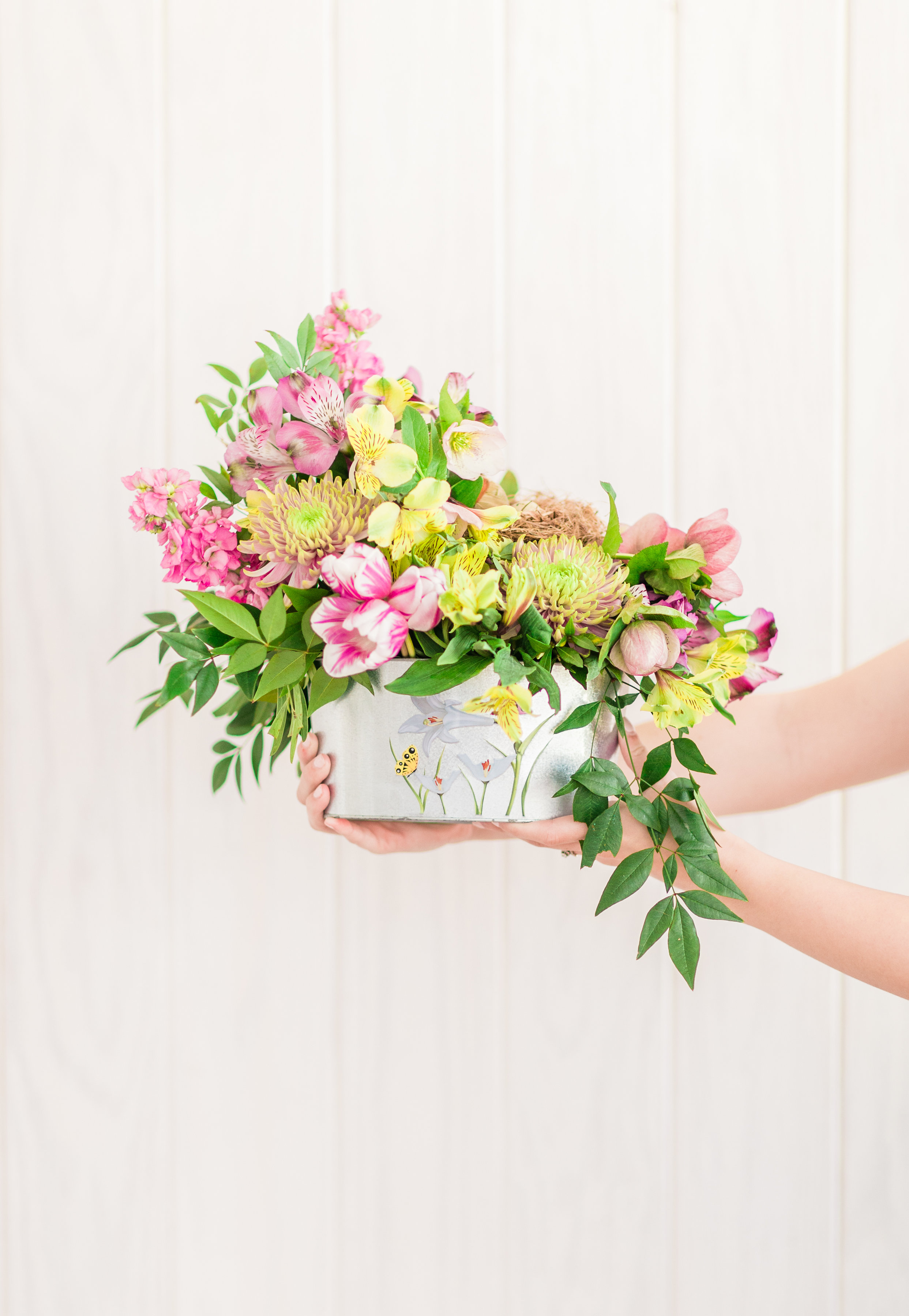 Want to put together a stunning floral arrangement with that bunch of flowers you just picked up from the grocery store or farmers market? We teamed up with a florist to teach you the easy step-by-step way to make beautiful arrangements at home. | glitterinc.com | @glitterinc
