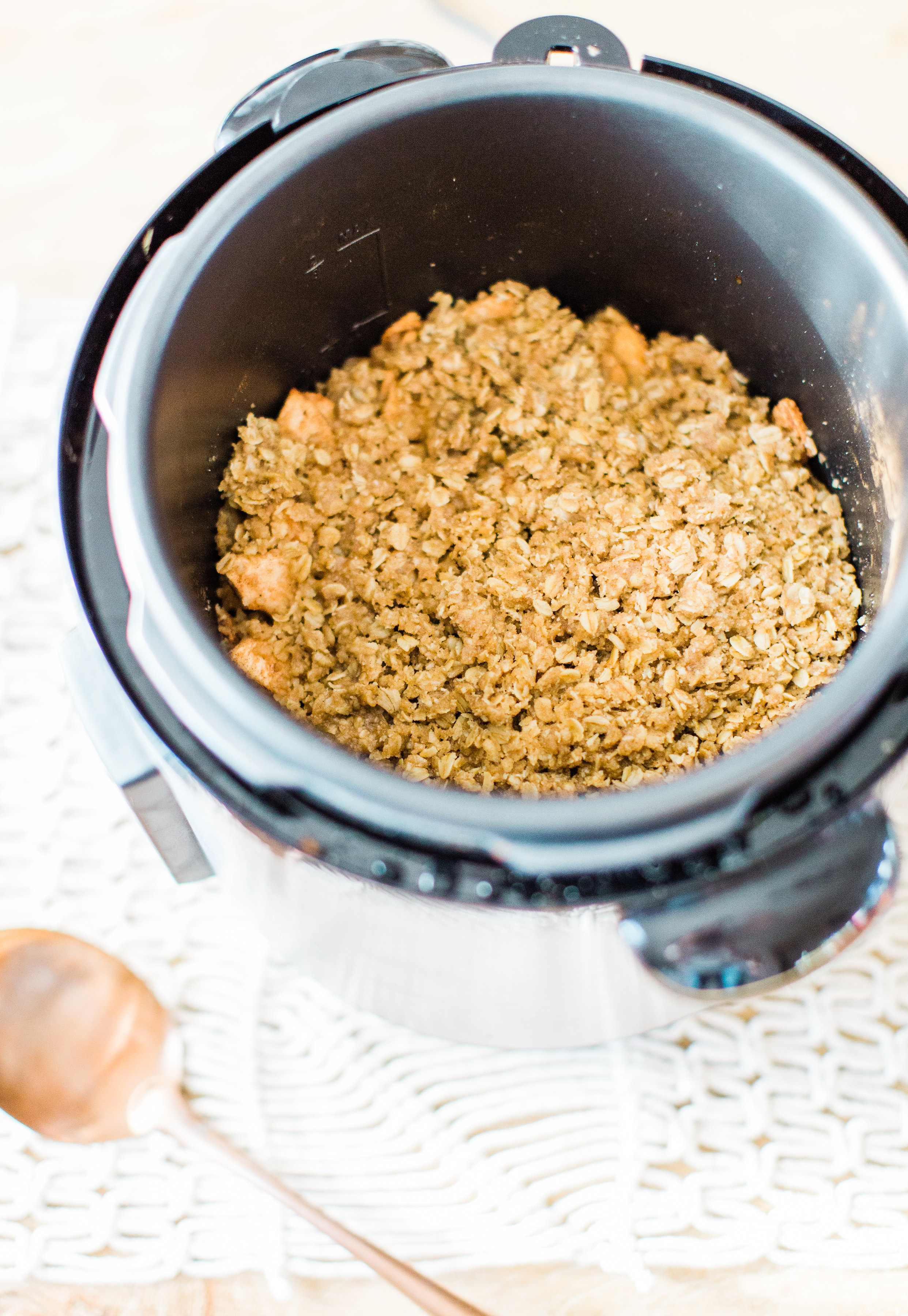 Foodie blogger Lexi of Glitter, Inc. shares how to make no-fuss slow cooker apple crisp, full of juicy apples, warm brown sugar, and a buttery crumbly topping. Click through for the recipe. | glitterinc.com | @glitterinc