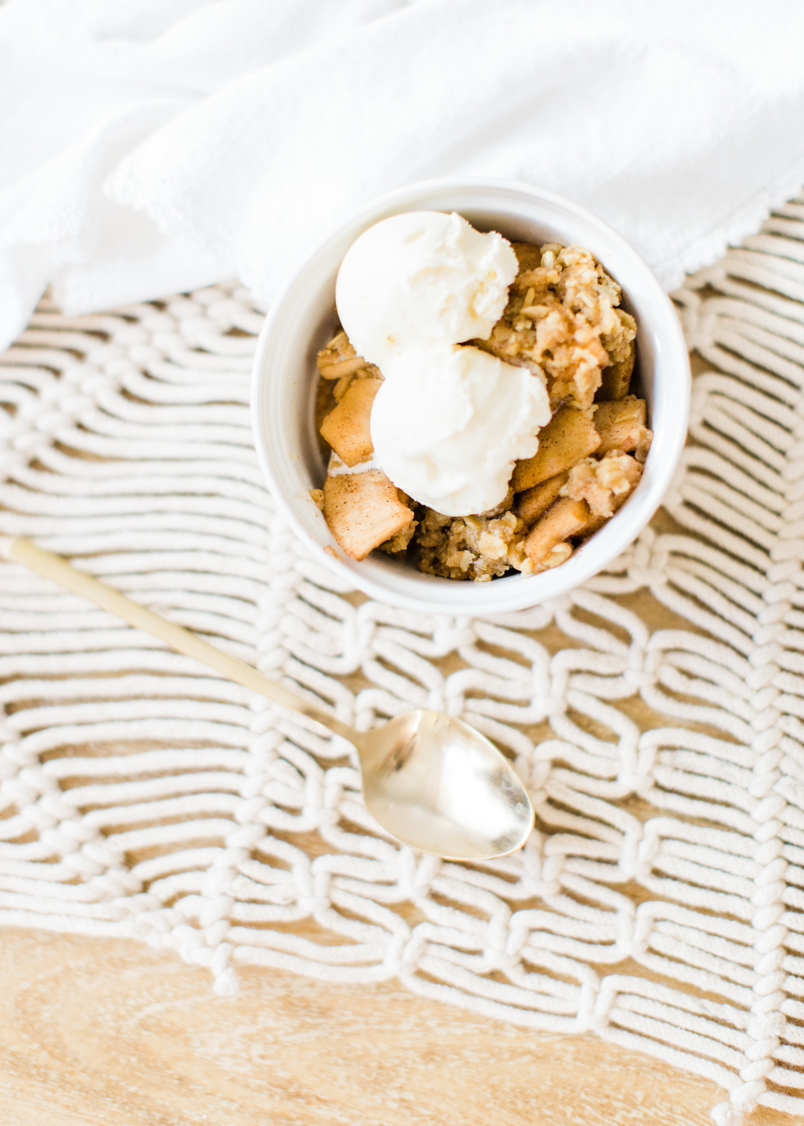 Foodie blogger Lexi of Glitter, Inc. shares how to make no-fuss slow cooker apple crisp, full of juicy apples, warm brown sugar, and a buttery crumbly topping. Click through for the recipe. | glitterinc.com | @glitterinc