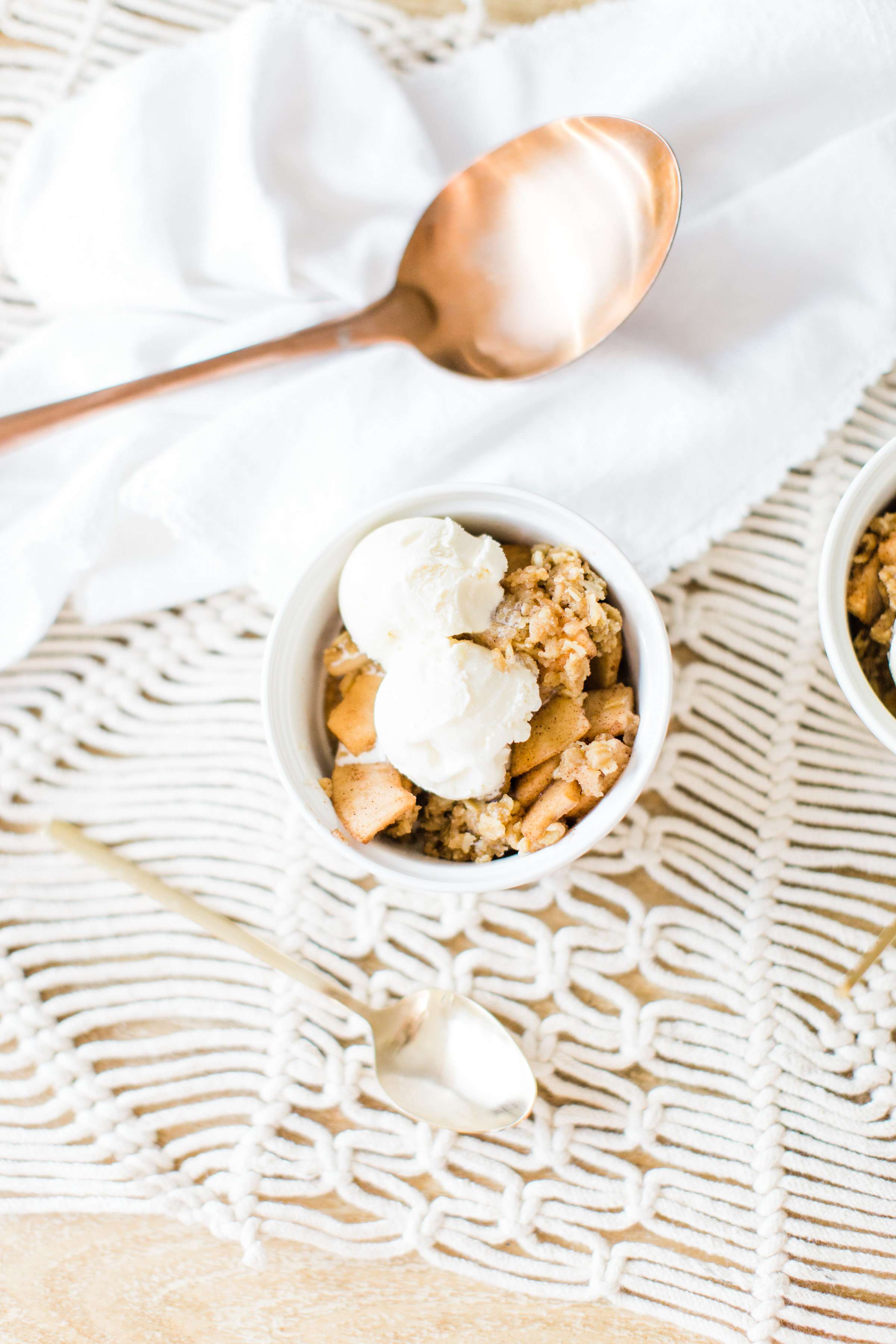 Foodie blogger Lexi of Glitter, Inc. shares how to make no-fuss slow cooker apple crisp, full of juicy apples, warm brown sugar, and a buttery crumbly topping. Click through for the recipe. | glitterinc.com | @glitterinc