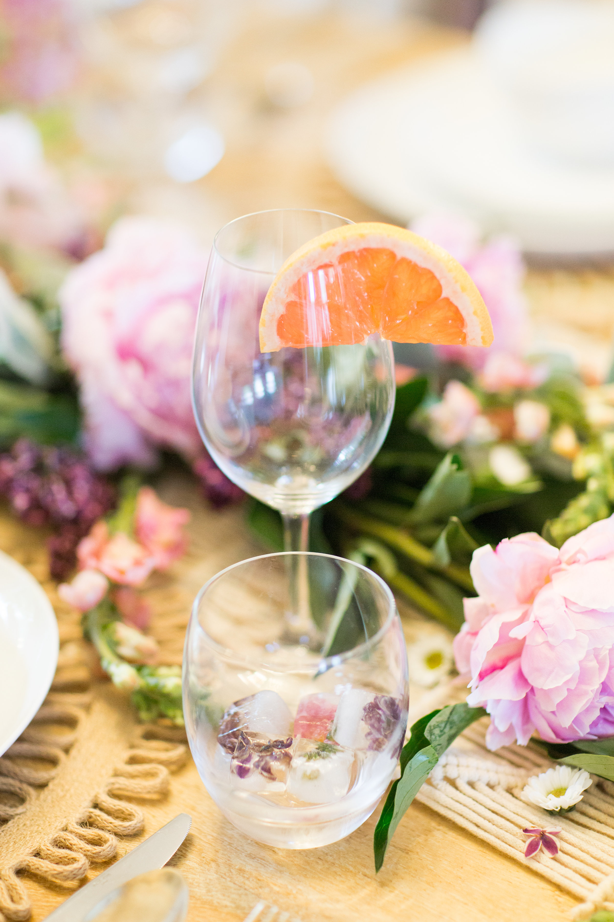 Lifestyle and Entertaining blogger Lexi of Glitter, Inc. shares her 5 Steps to An Unforgettable, Easy and Chic Summer Brunch. | glitterinc.com | @glitterinc