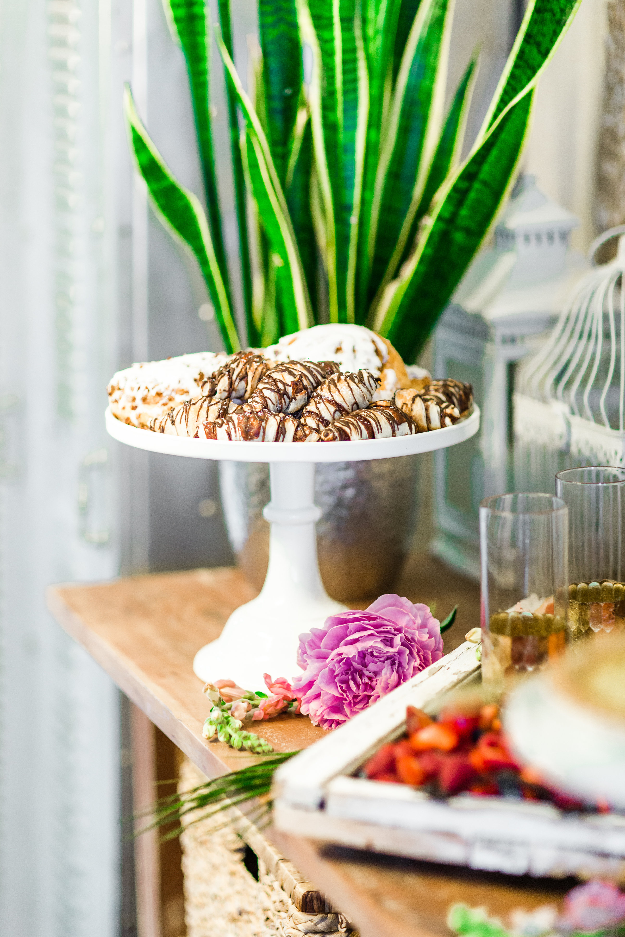 Lifestyle and Entertaining blogger Lexi of Glitter, Inc. shares her 5 Steps to An Unforgettable, Easy and Chic Summer Brunch. | glitterinc.com | @glitterinc