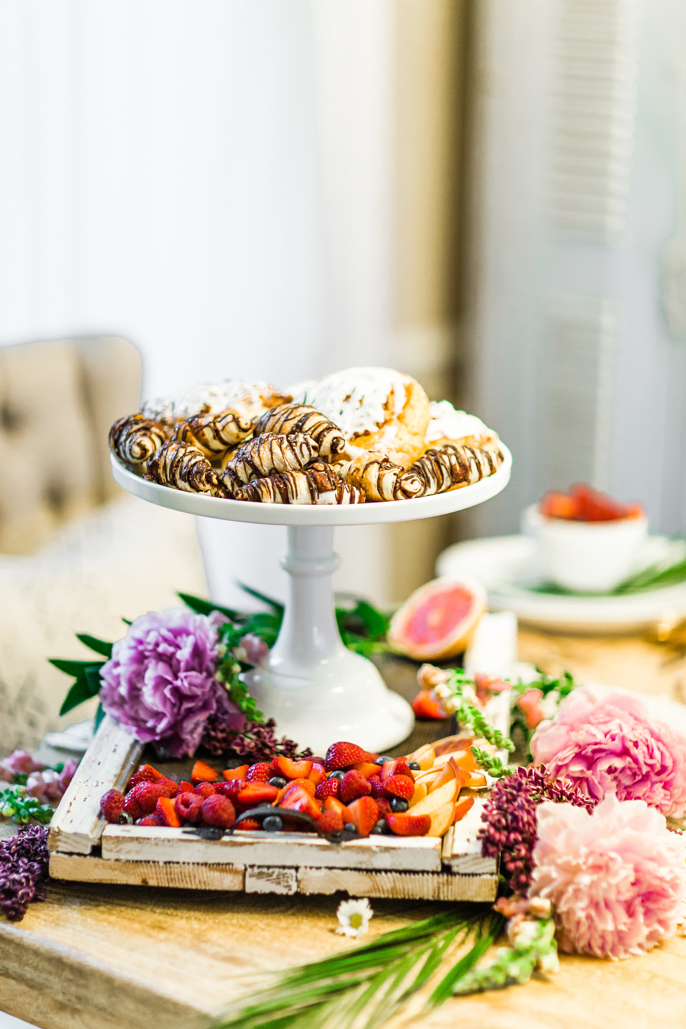 Lifestyle and Entertaining blogger Lexi of Glitter, Inc. shares her 5 Steps to An Unforgettable, Easy and Chic Summer Brunch. | glitterinc.com | @glitterinc