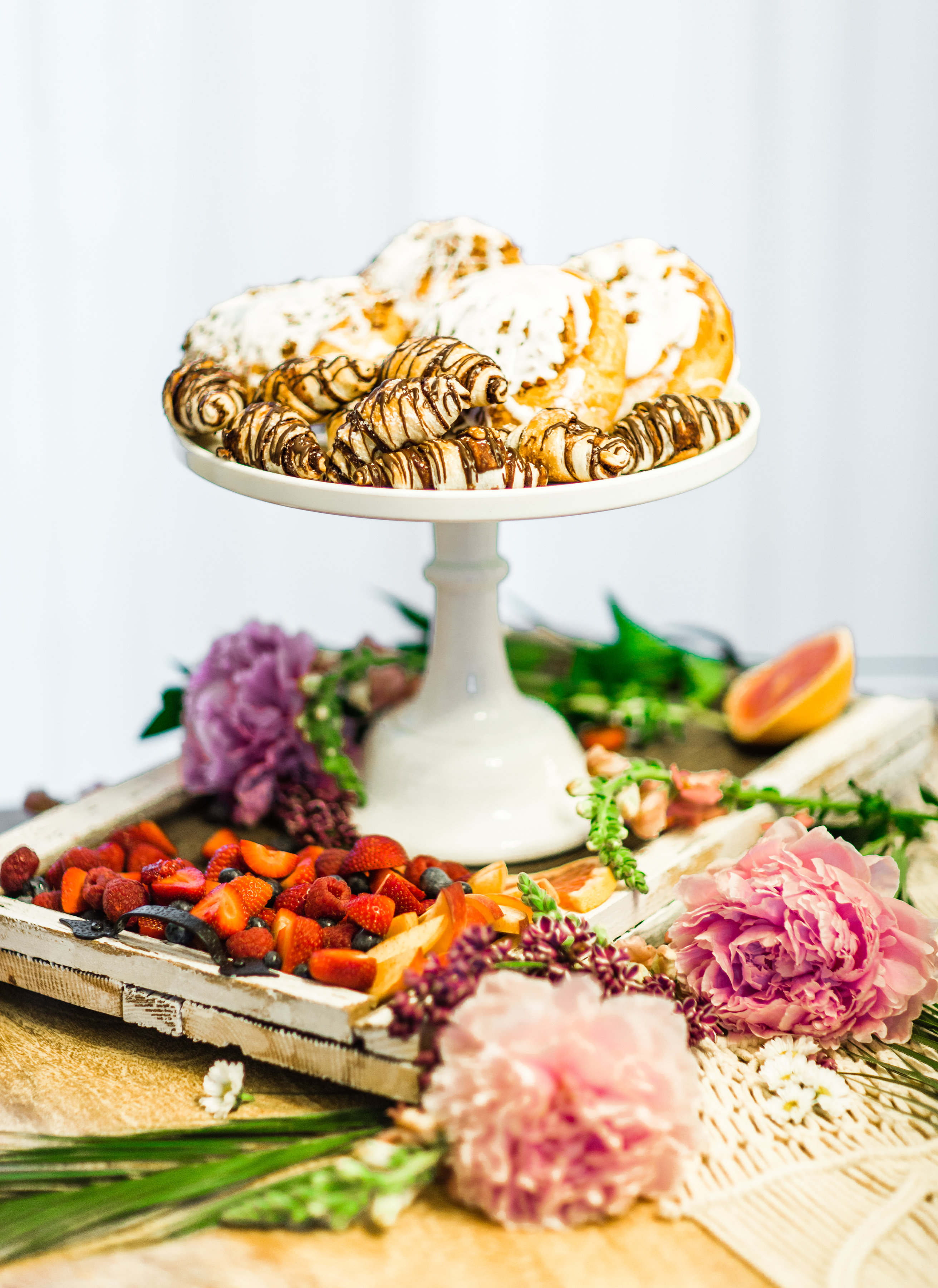 Lifestyle and Entertaining blogger Lexi of Glitter, Inc. shares her 5 Steps to An Unforgettable, Easy and Chic Summer Brunch. | glitterinc.com | @glitterinc