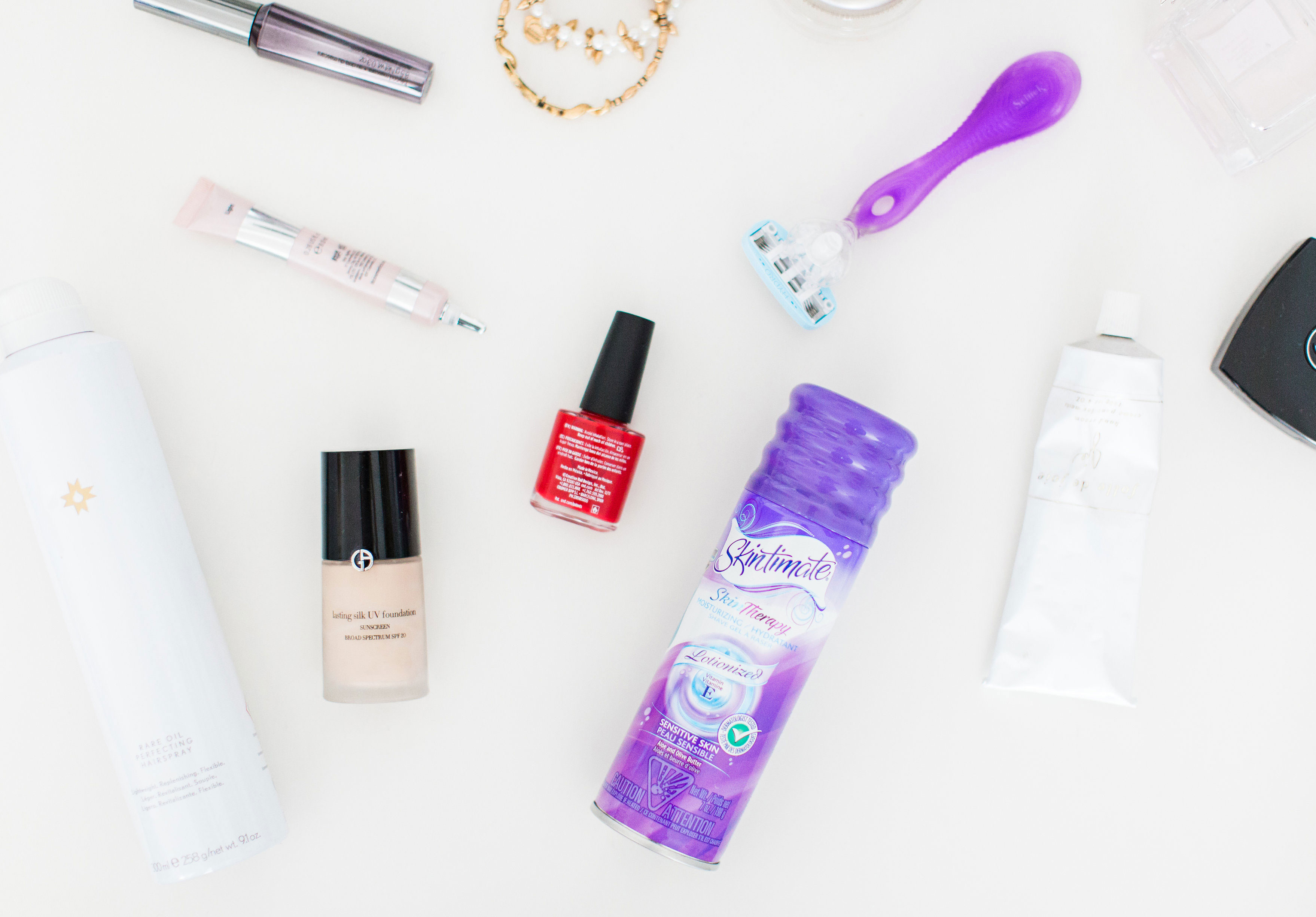 The everyday beauty products lifestyle blogger Lexi of Glitter, Inc. considers essentials and must-haves. Click through for the details. | glitterinc.com | @glitterinc #ad