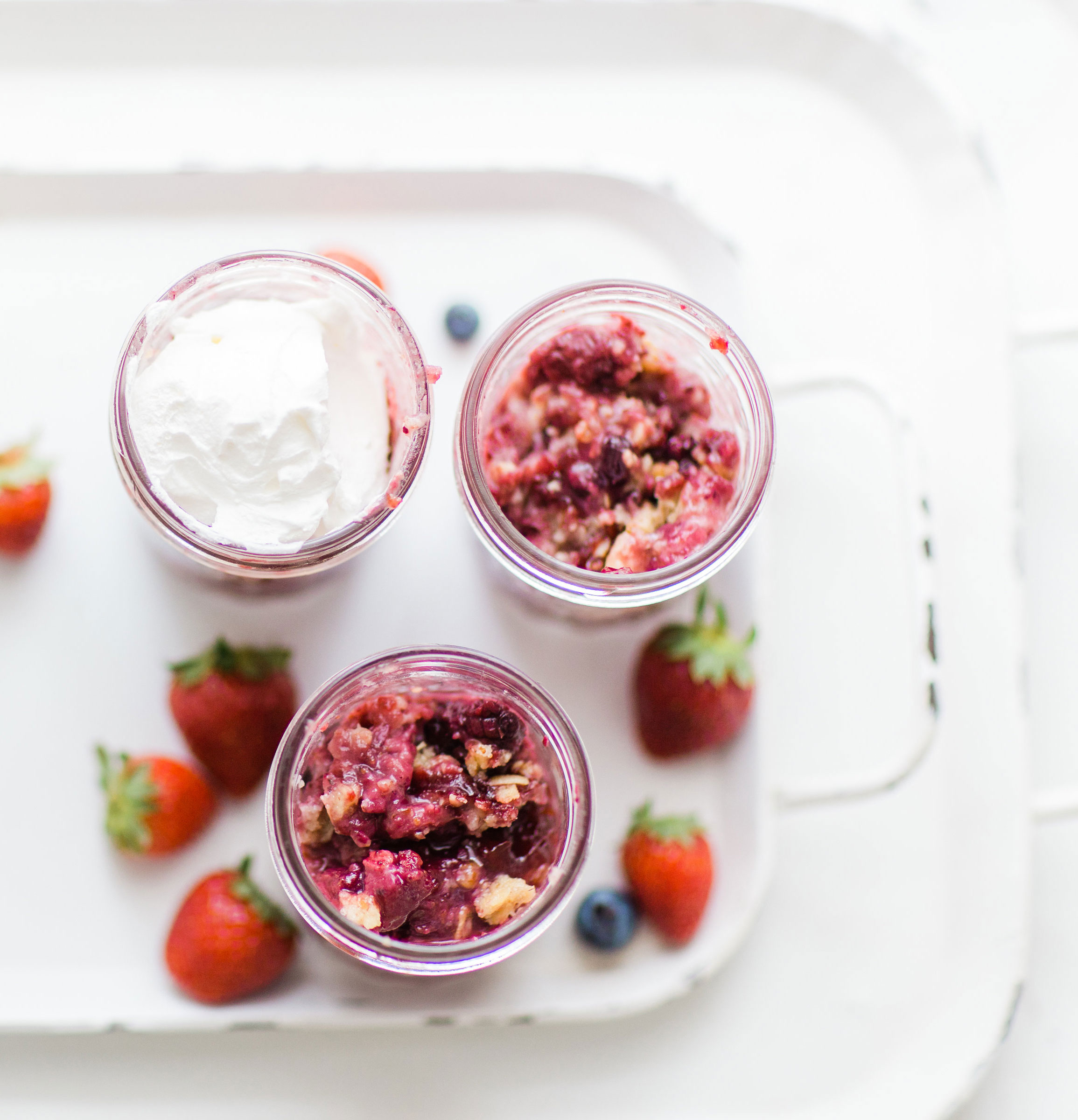 The easiest delicious berry-filled crisp topped with a soft and crispy streusel oat crumble, that's vegan too! Click through for the recipe. | glitterinc.com | @glitterinc