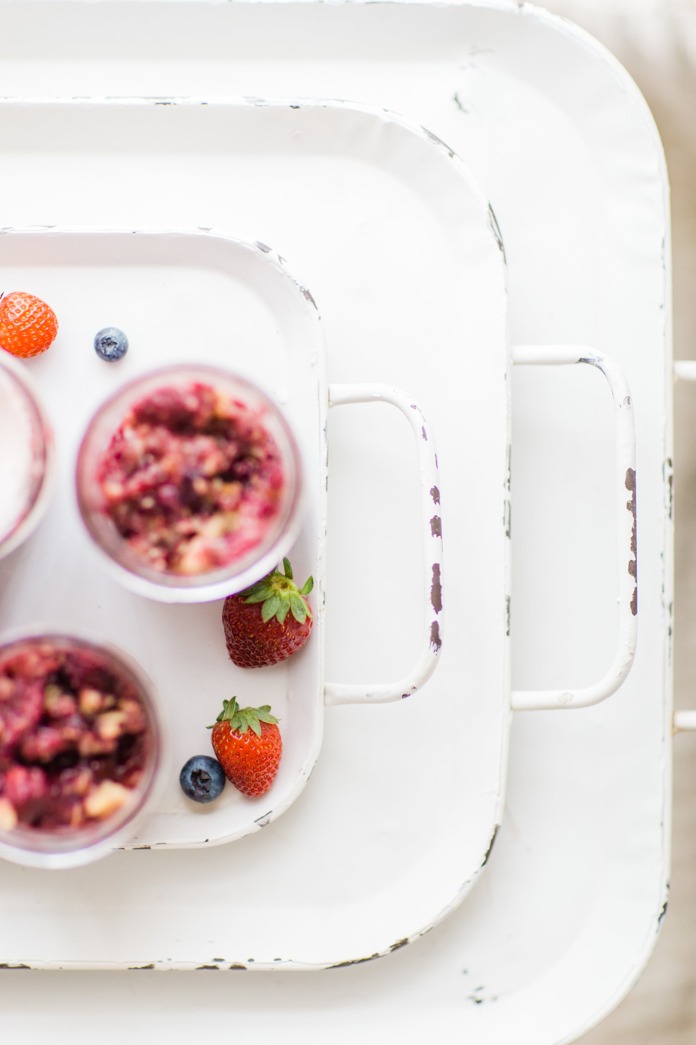 The easiest delicious berry-filled crisp topped with a soft and crispy streusel oat crumble, that's vegan too! Click through for the recipe. | glitterinc.com | @glitterinc