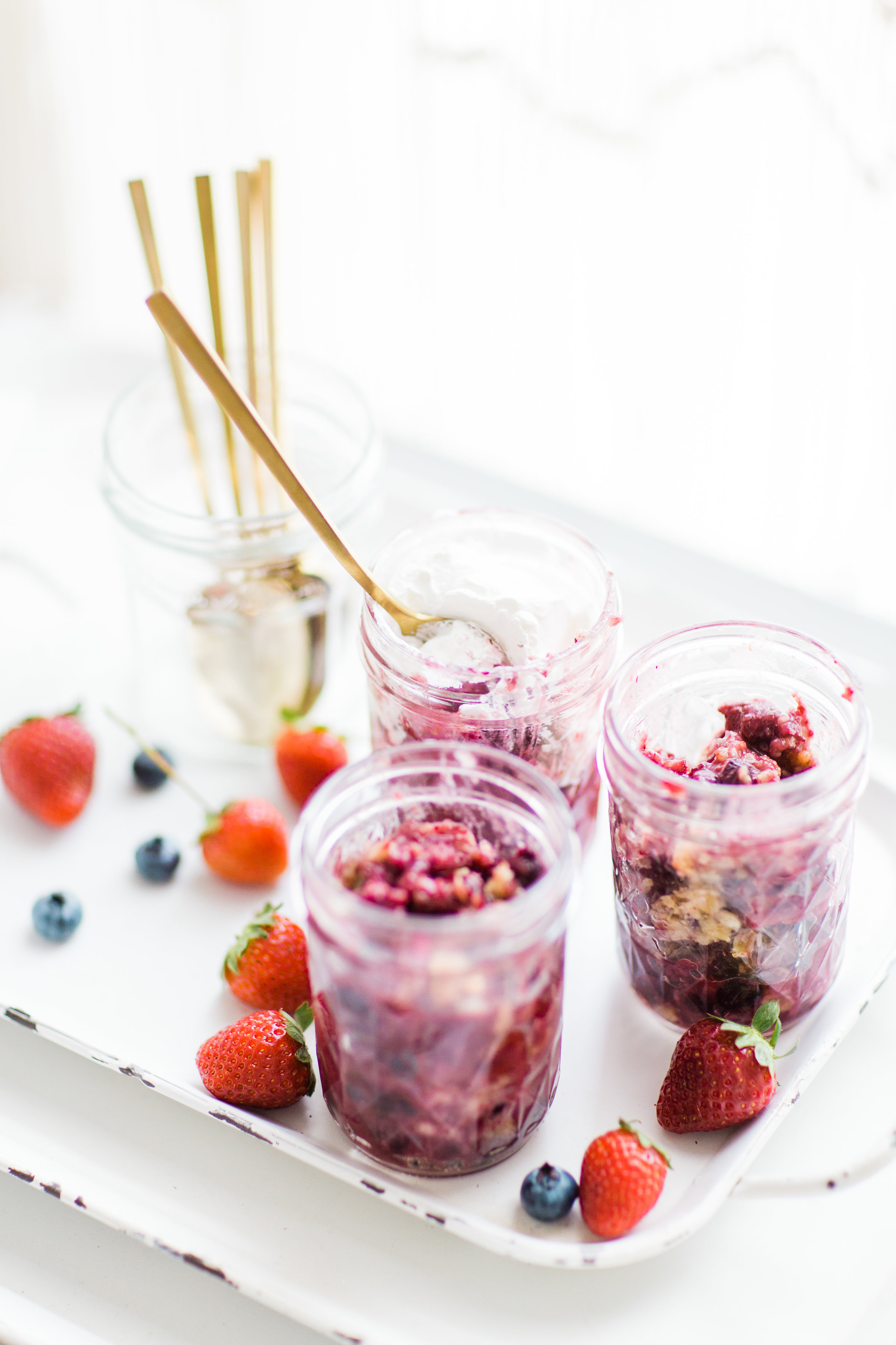 The easiest delicious berry-filled crisp topped with a soft and crispy streusel oat crumble, that's vegan too! Click through for the recipe. | glitterinc.com | @glitterinc