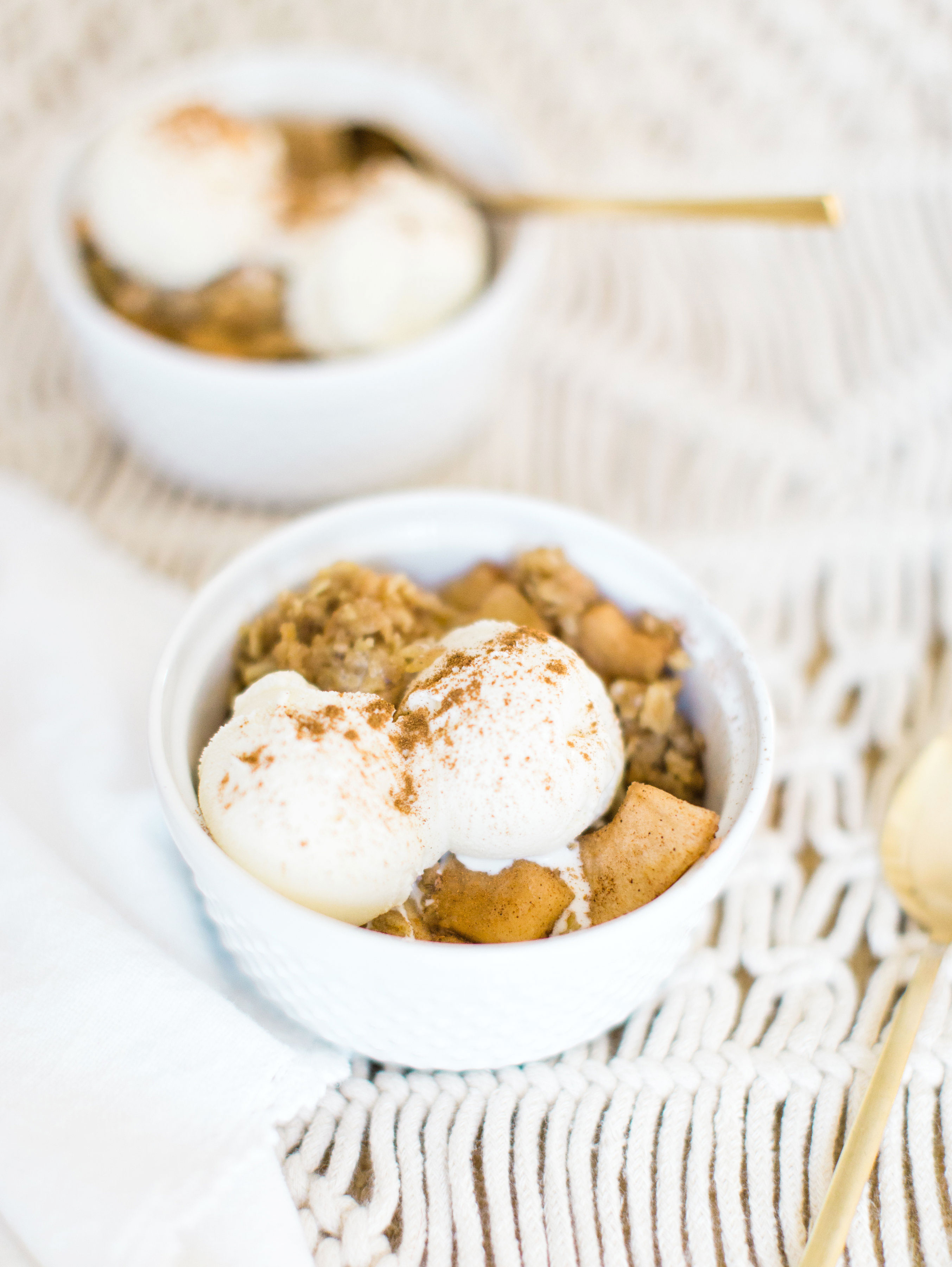 Foodie blogger Lexi of Glitter, Inc. shares how to make no-fuss slow cooker apple crisp, full of juicy apples, warm brown sugar, and a buttery crumbly topping. Click through for the recipe. | glitterinc.com | @glitterinc