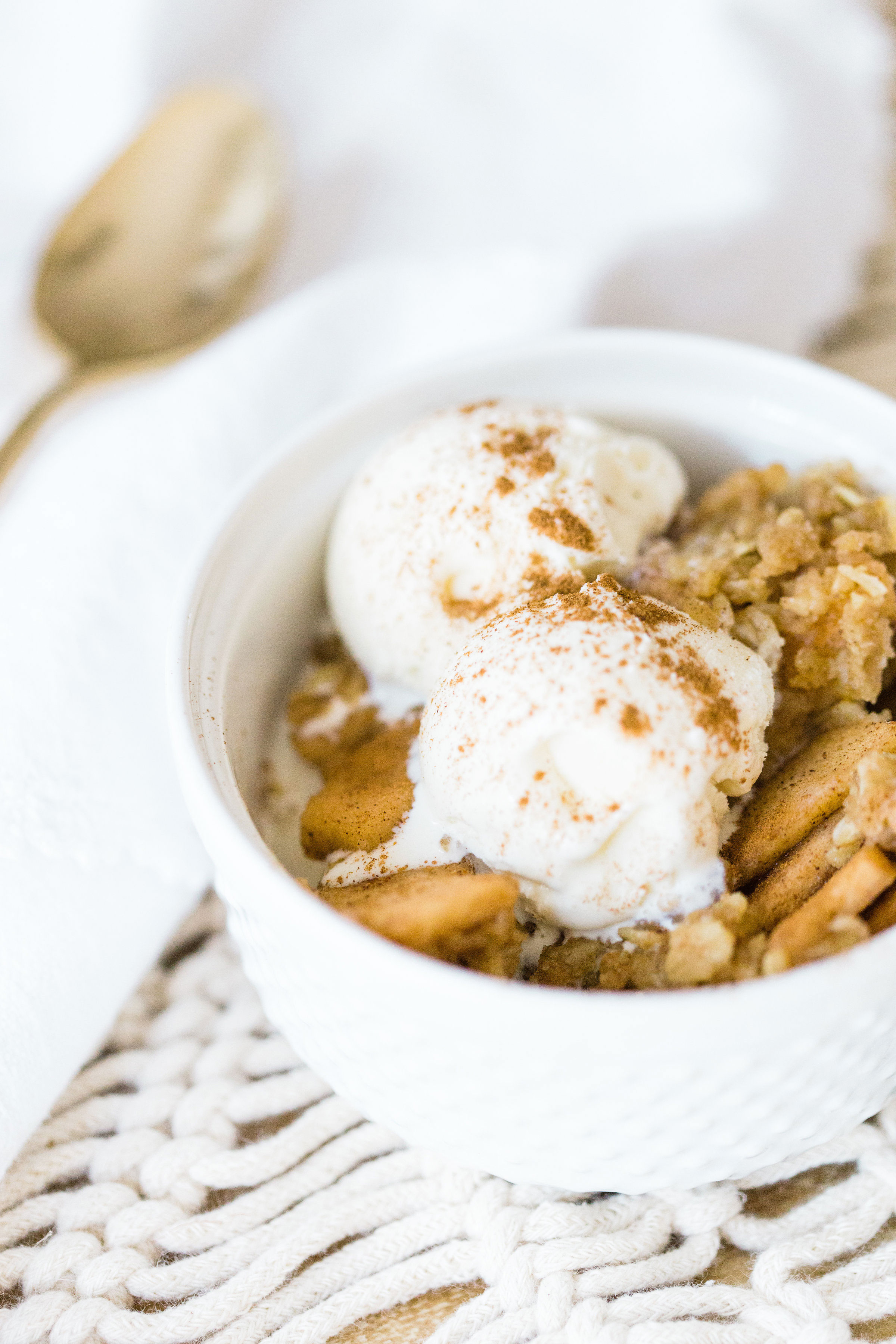 Foodie blogger Lexi of Glitter, Inc. shares how to make no-fuss slow cooker apple crisp, full of juicy apples, warm brown sugar, and a buttery crumbly topping. Click through for the recipe. | glitterinc.com | @glitterinc