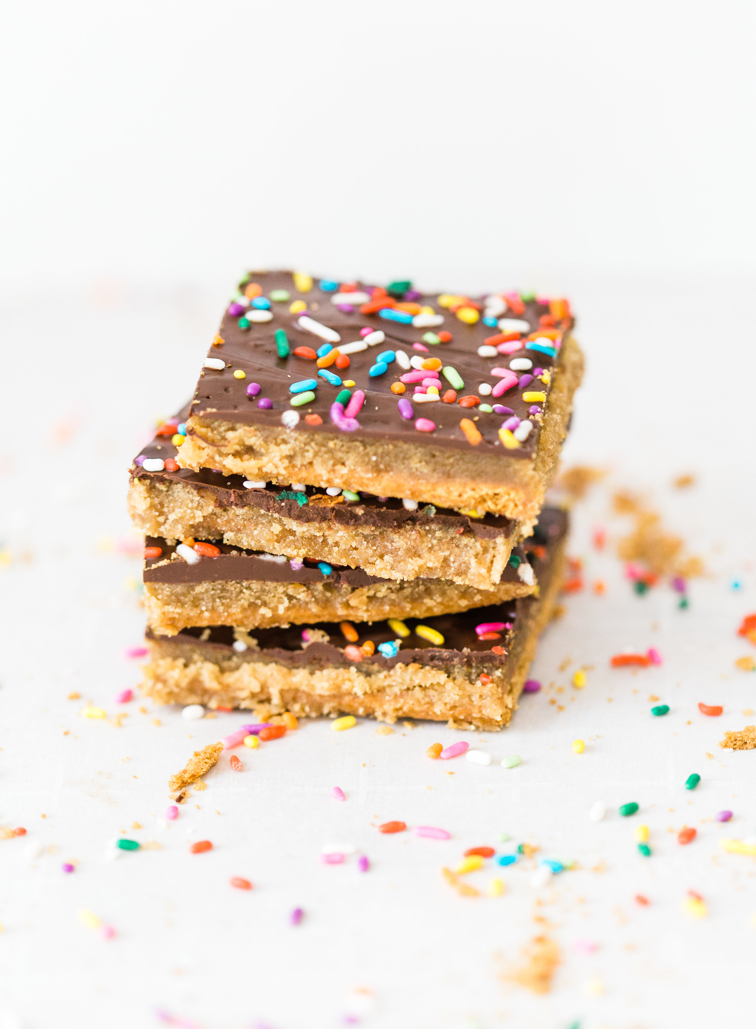 This classic graham cracker toffee bark, a.k.a., graham cracker crack, is a total crowd pleaser, and for good reason. Click through for the recipe. #candybark #grahamcrackerbark #grahamcrackercrack #toffeebark #toffeebarkcrack #diycandy #dessert #dessertbar | glitterinc.com | @glitterinc