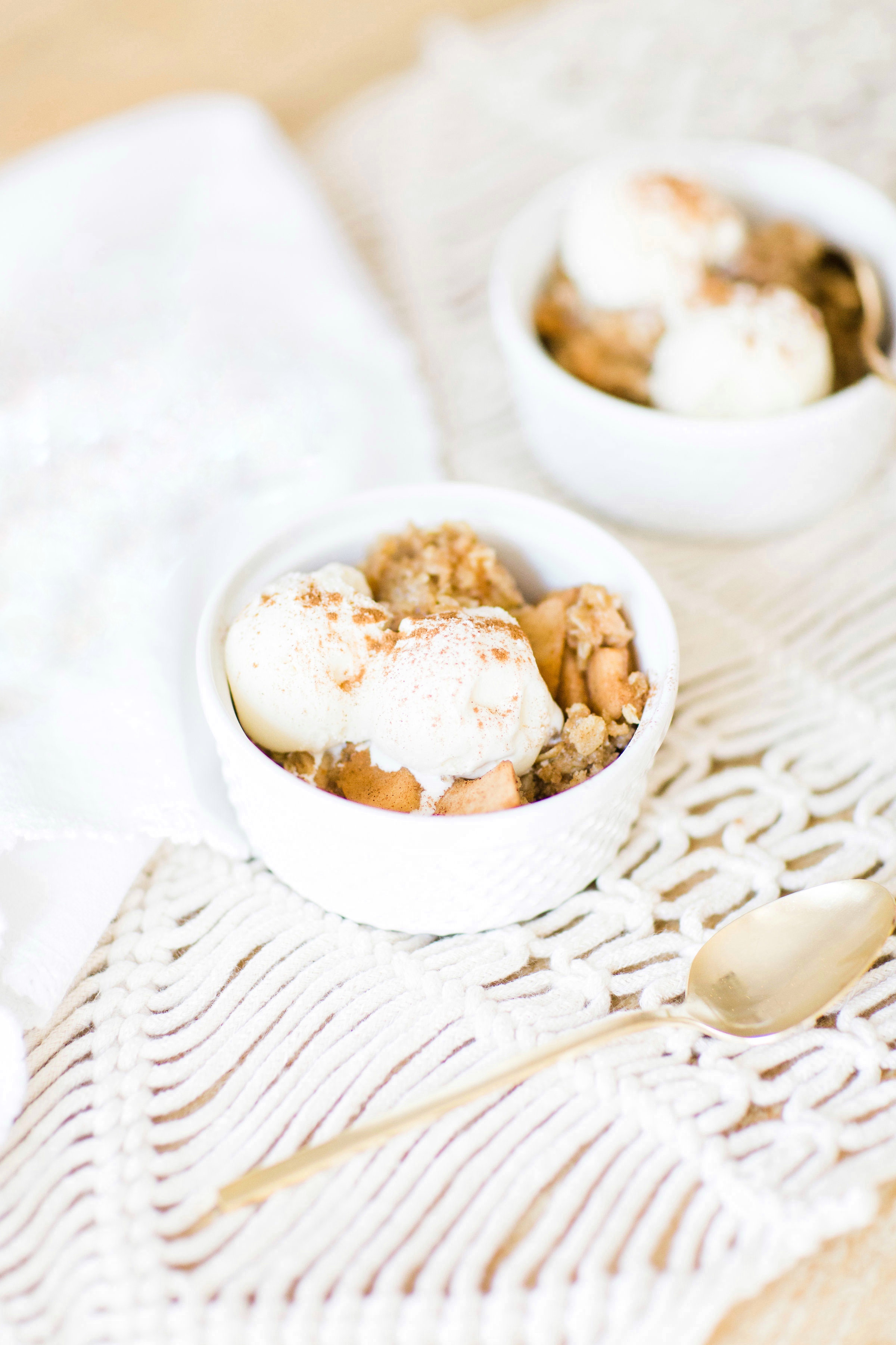 Foodie blogger Lexi of Glitter, Inc. shares how to make no-fuss slow cooker apple crisp, full of juicy apples, warm brown sugar, and a buttery crumbly topping. Click through for the recipe. | glitterinc.com | @glitterinc