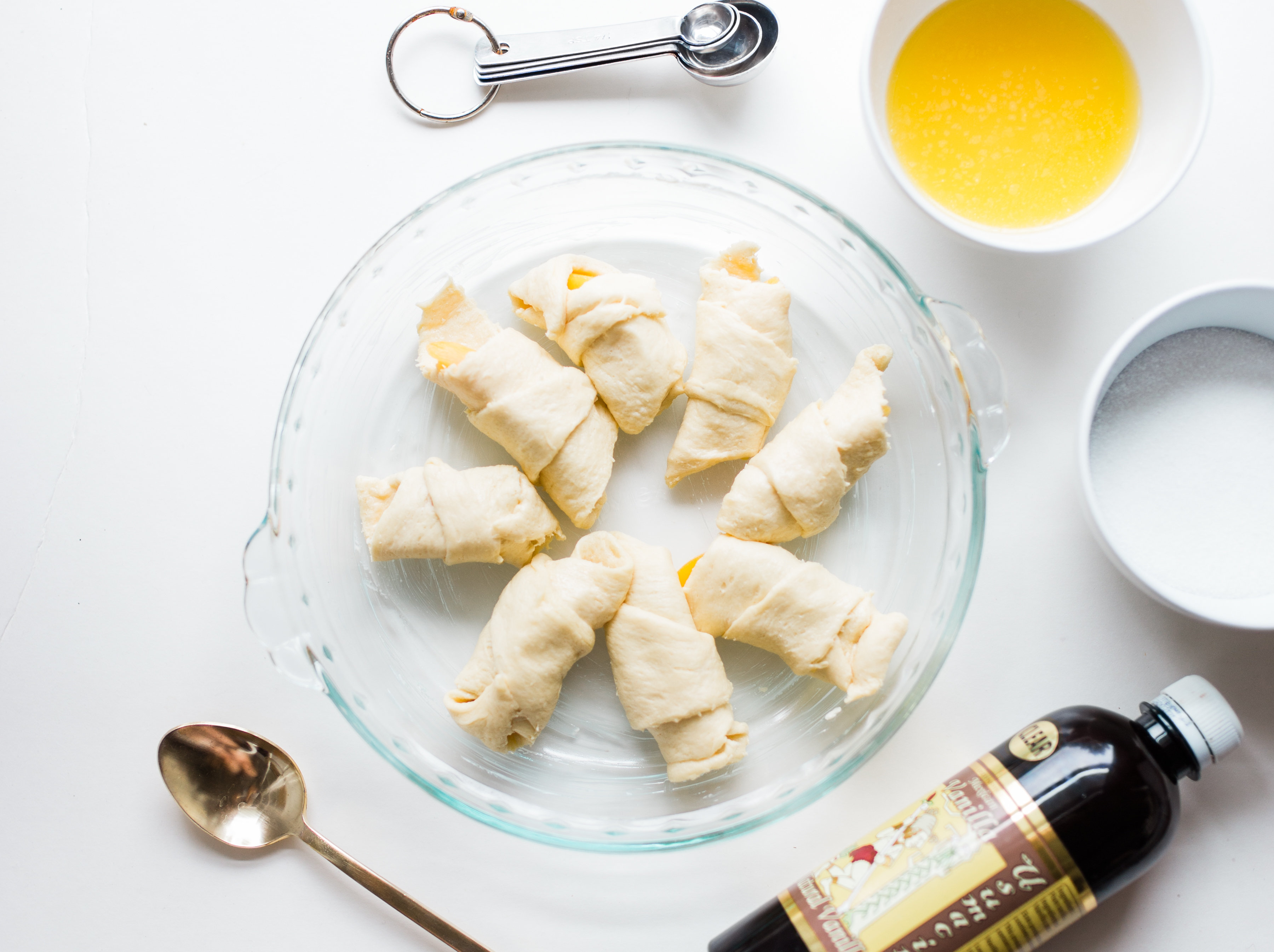 These easy 10-minute dumplings are sure to become one of your new favorite desserts. (And we'll show you how to make them vegan too!) Click through for the recipe. | glitterinc.com | @glitterinc