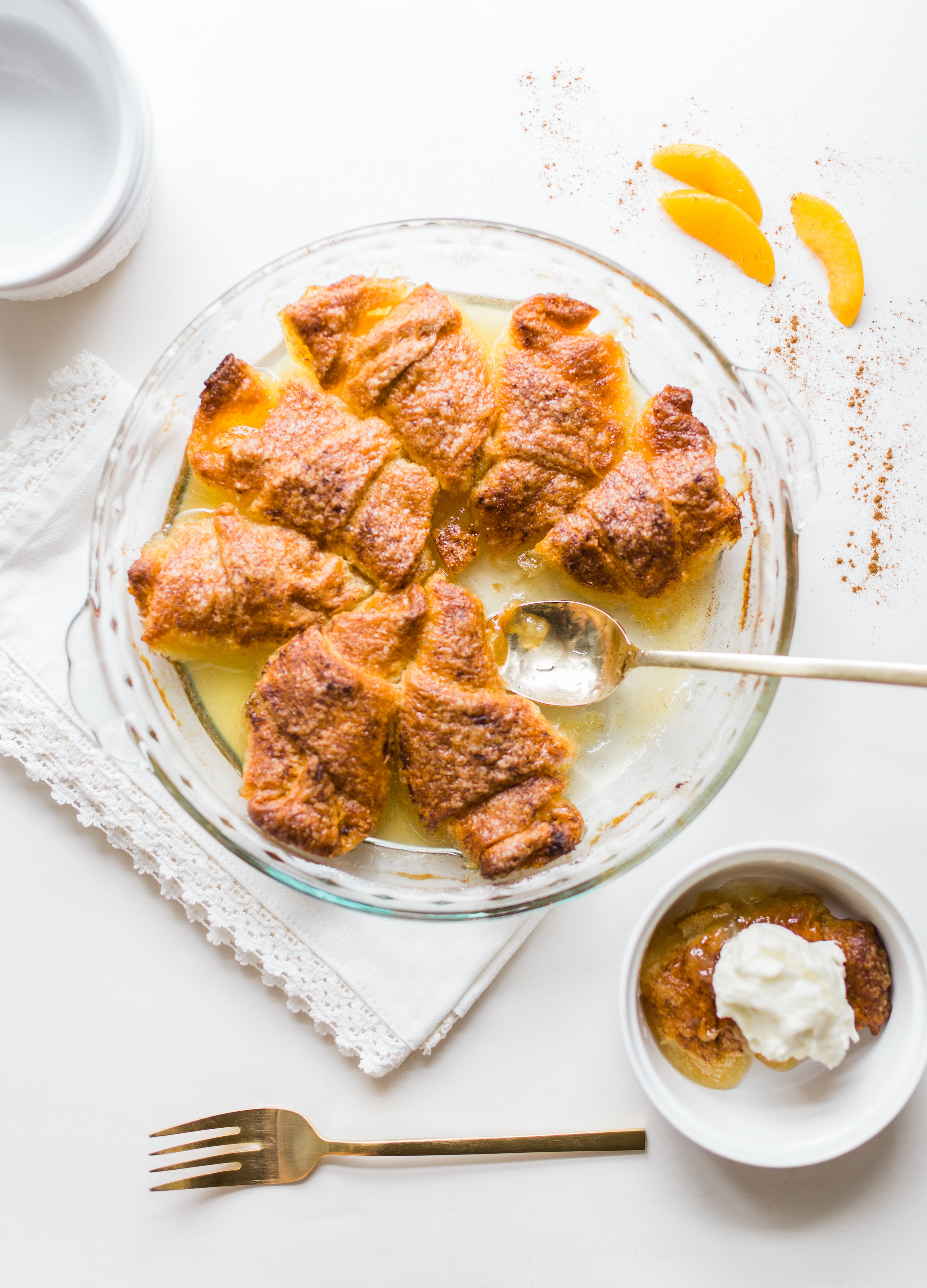 These easy 10-minute dumplings are sure to become one of your new favorite desserts. (And we'll show you how to make them vegan too!) Click through for the recipe. | glitterinc.com | @glitterinc - 10-Minute Peach Dumplings (With an Easy Vegan Option!) by NC foodie blogger Glitter, Inc.