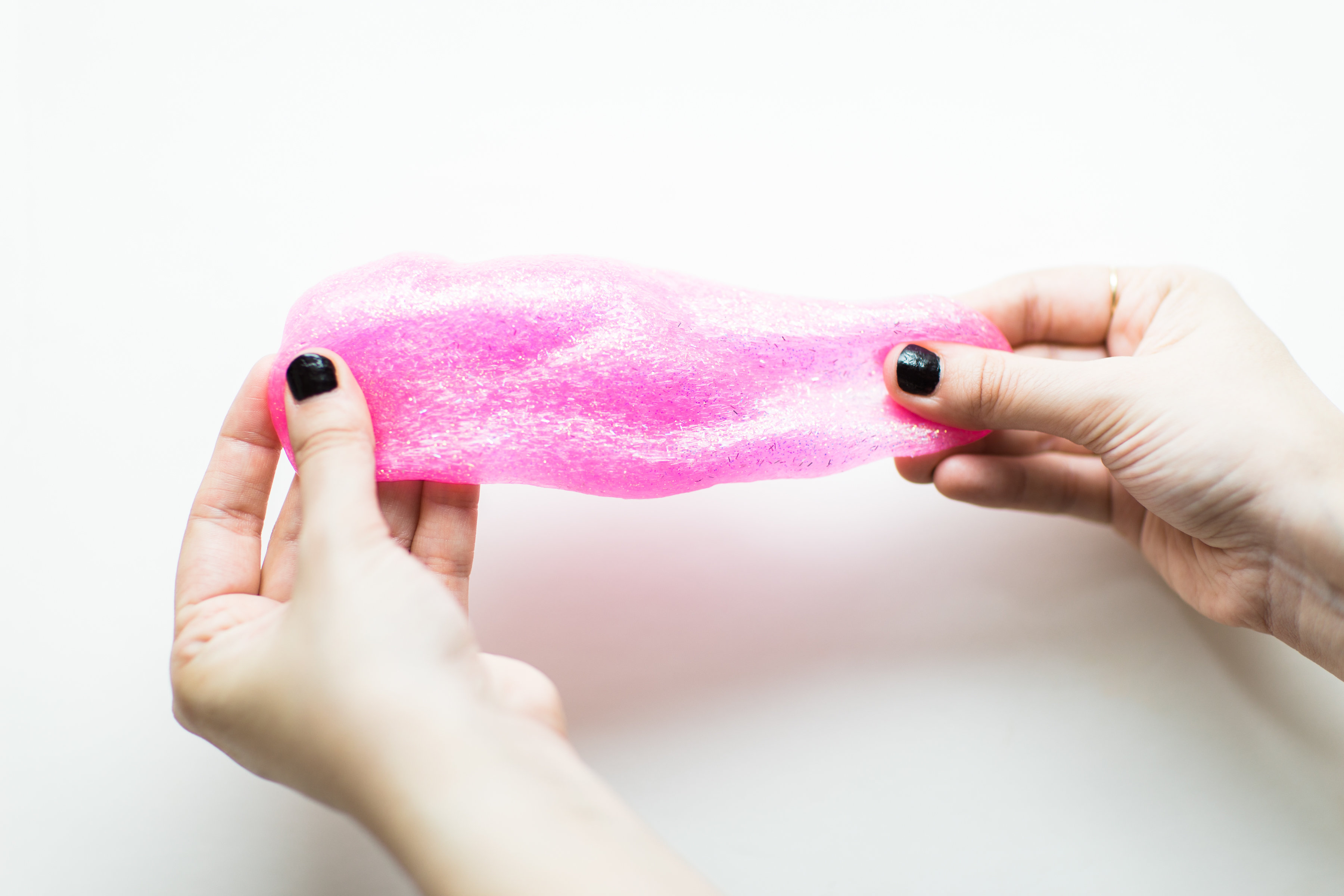 Cette recette de slime adaptée aux enfants ne prend que 3 ingrédients à préparer! Cliquez pour le bricolage. | glitterinc.com /@glitterinc