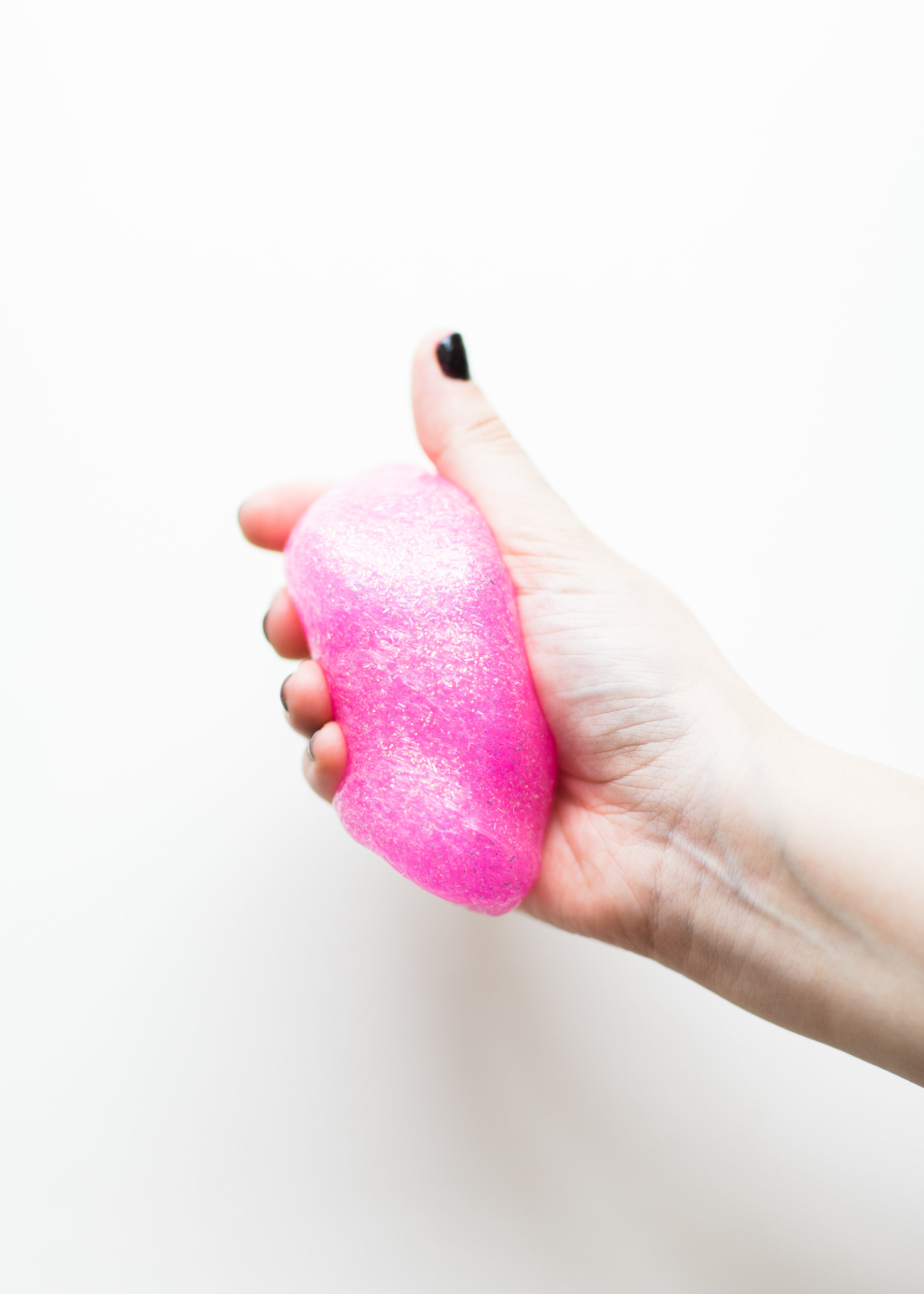 dit kindvriendelijke slijmrecept heeft slechts 3 ingrediënten nodig om te maken! Klik door voor de doe-het-zelf. | glitterinc.com / @glitterinc-3-Ingredient Roze Glitter Slime door NC lifestyle blogger Glitter, Inc.