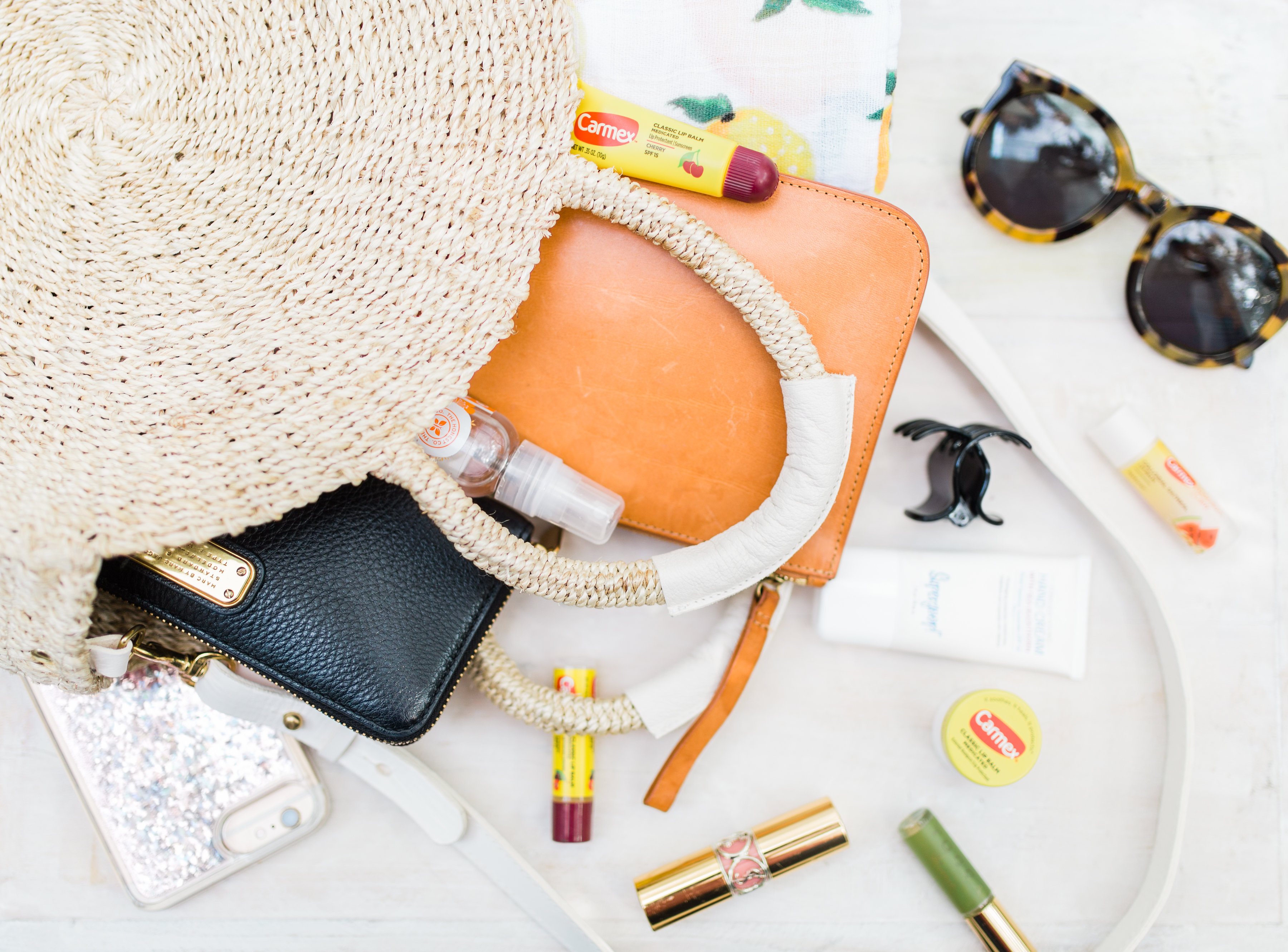 Lifestyle and beauty blogger Lexi of Glitter, Inc. shares her 5 must-haves for your beauty bag when making the transition from summer to fall. | glitterinc.com | @glitterinc