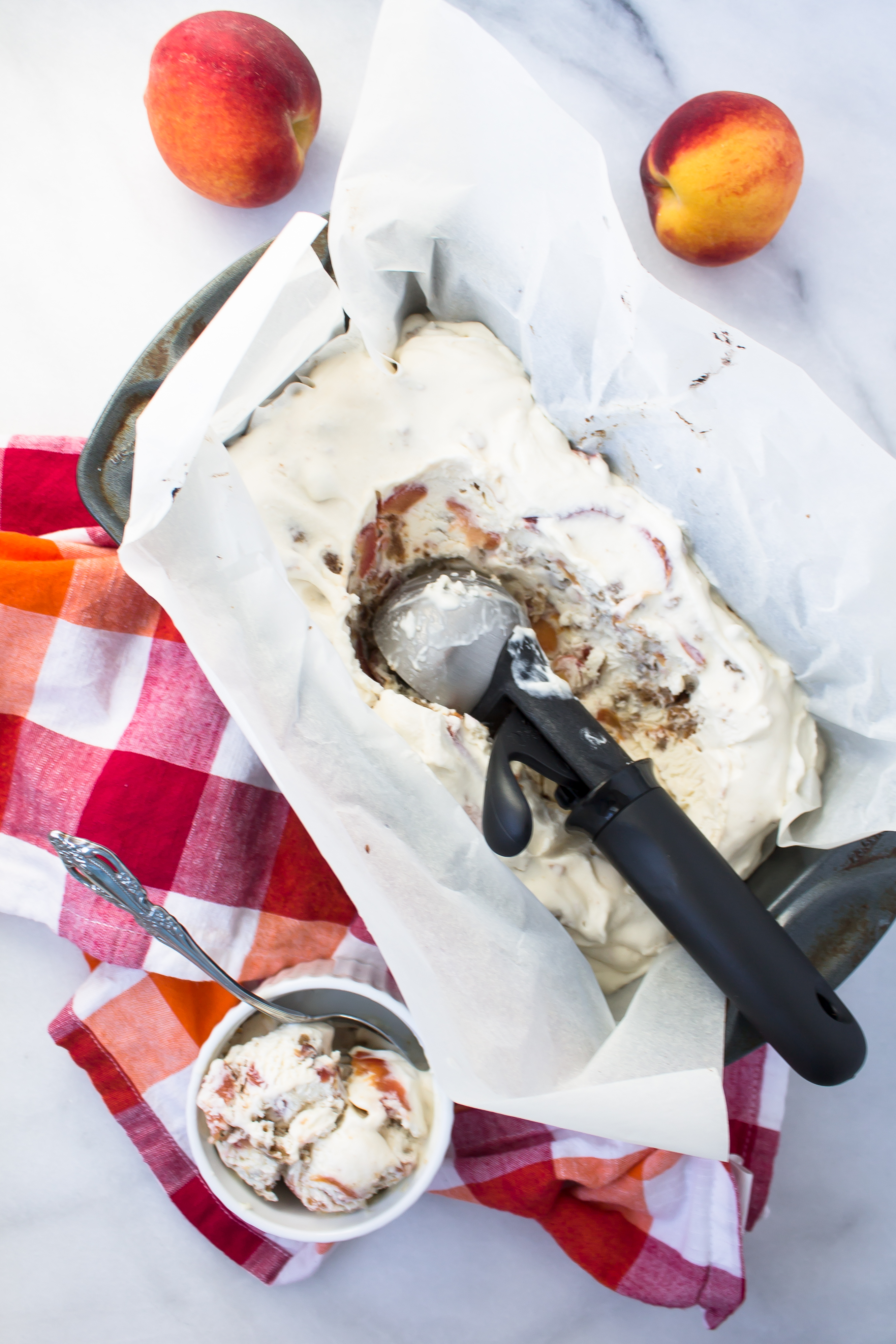 Roasted peach and oatmeal cookie no-churn ice cream, packed with chewy homemade cookie chunks - OMG. Click through for the recipe. | glitterinc.com | @glitterinc