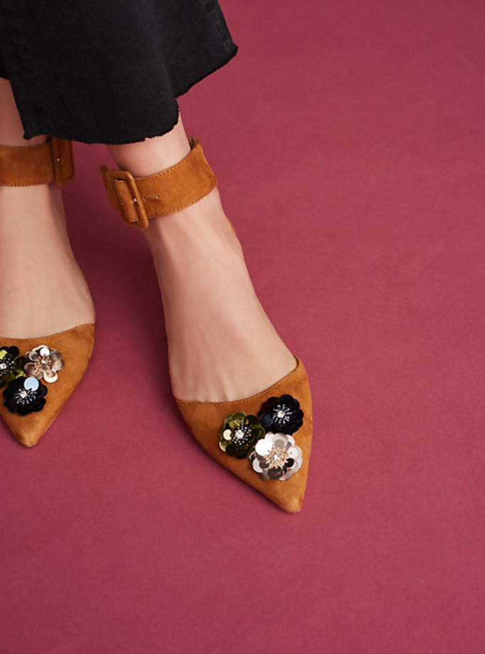 The season of stylish flats is here! Fall shoe love: Bill Blass Sylvie Embellished Flats | glitterinc.com | @glitterinc