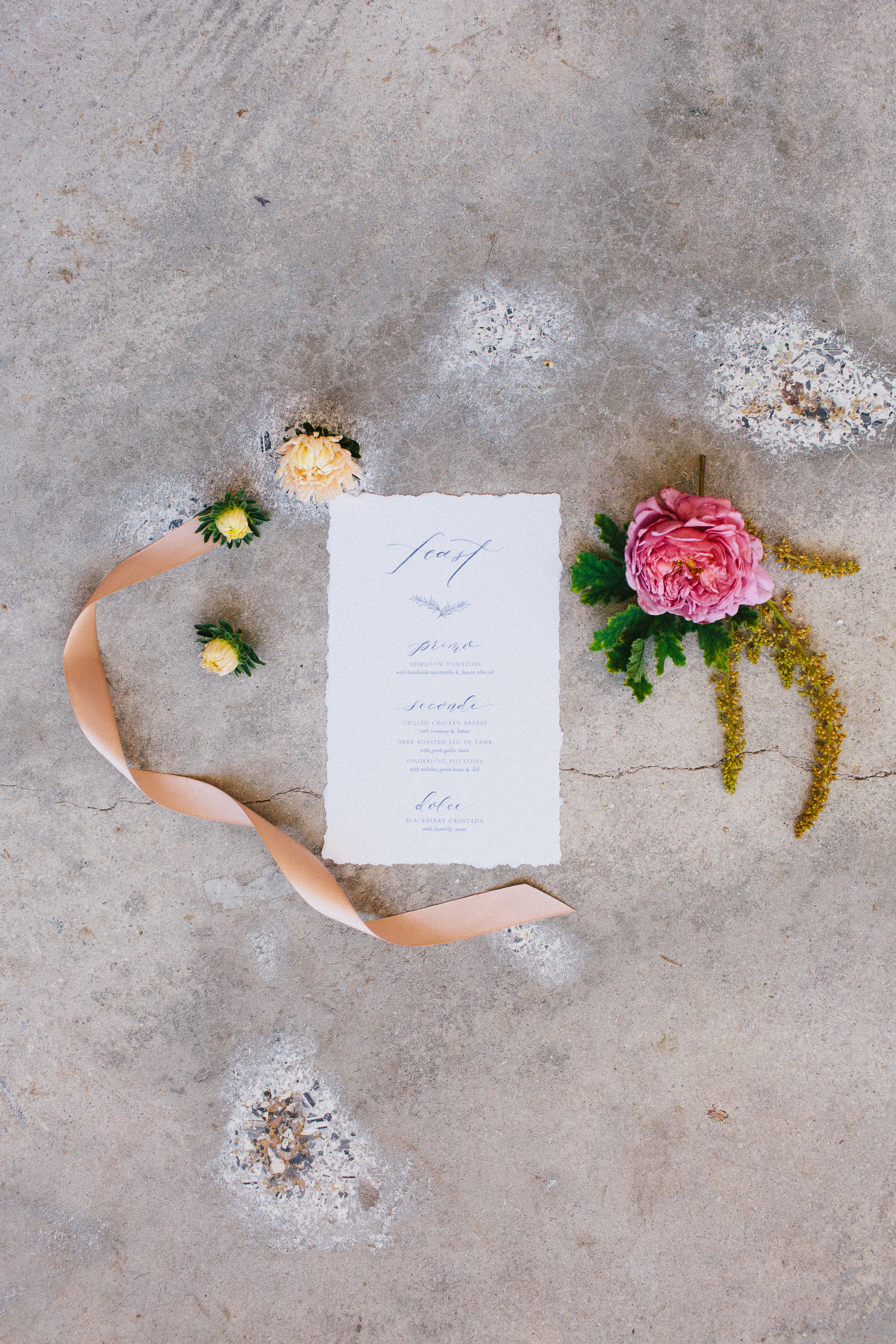 A simple early fall gathering to remember (with the most gorgeous color palette). Click through for the inspiration. | glitterinc.com | @glitterinc