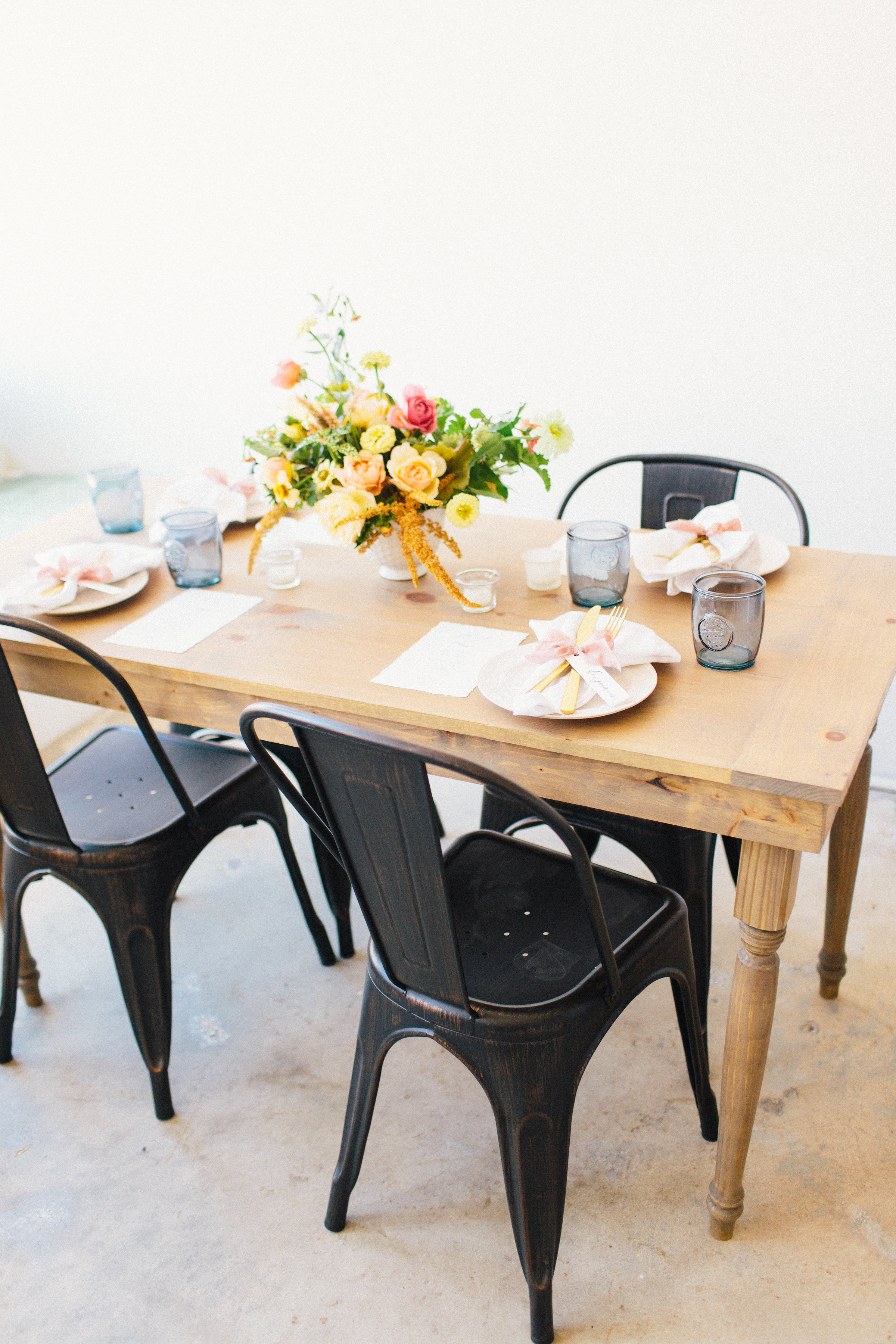 A simple early fall gathering to remember (with the most gorgeous color palette). Click through for the inspiration. | glitterinc.com | @glitterinc