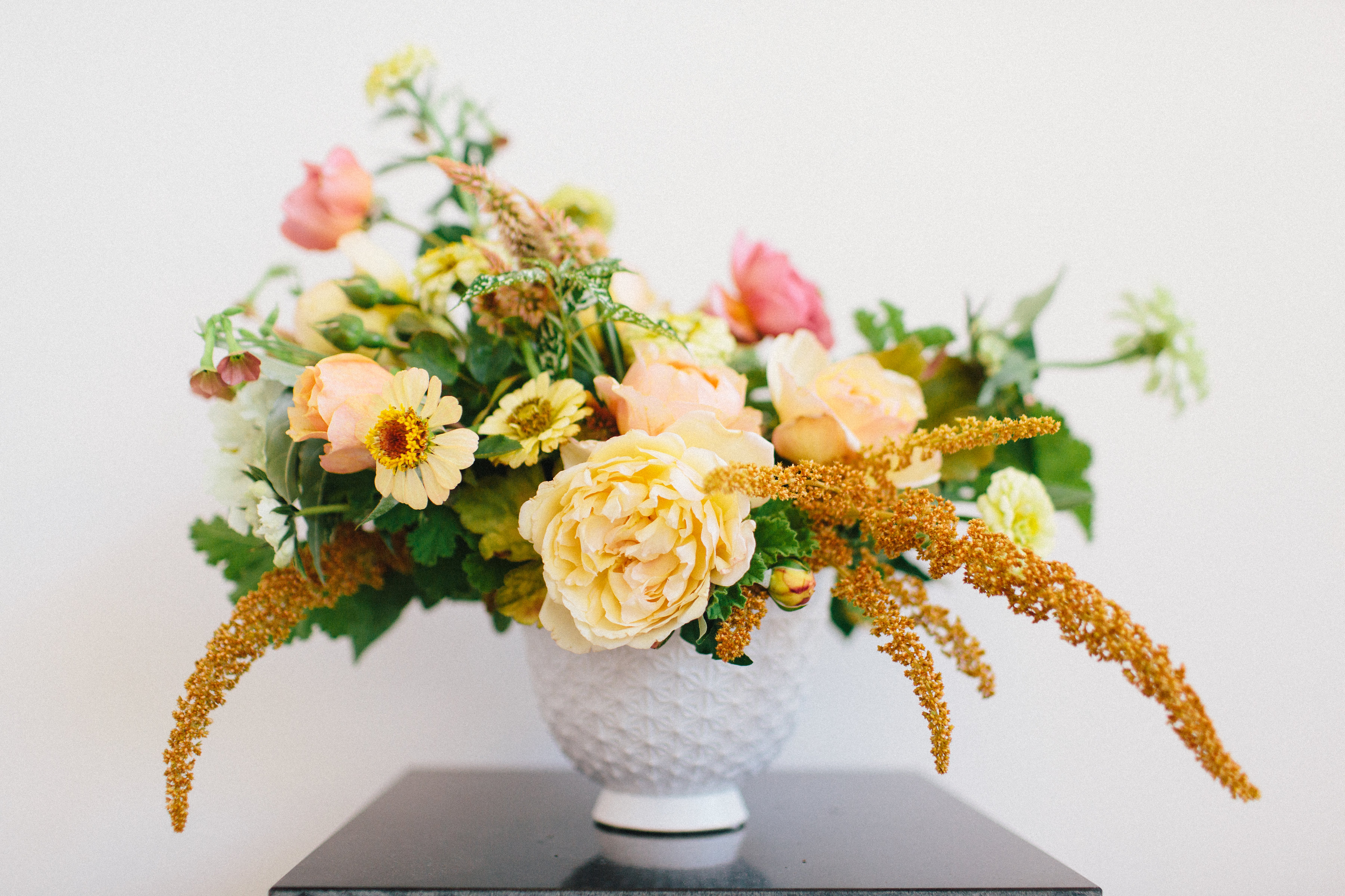 A simple early fall gathering to remember (with the most gorgeous color palette). Click through for the inspiration. | glitterinc.com | @glitterinc