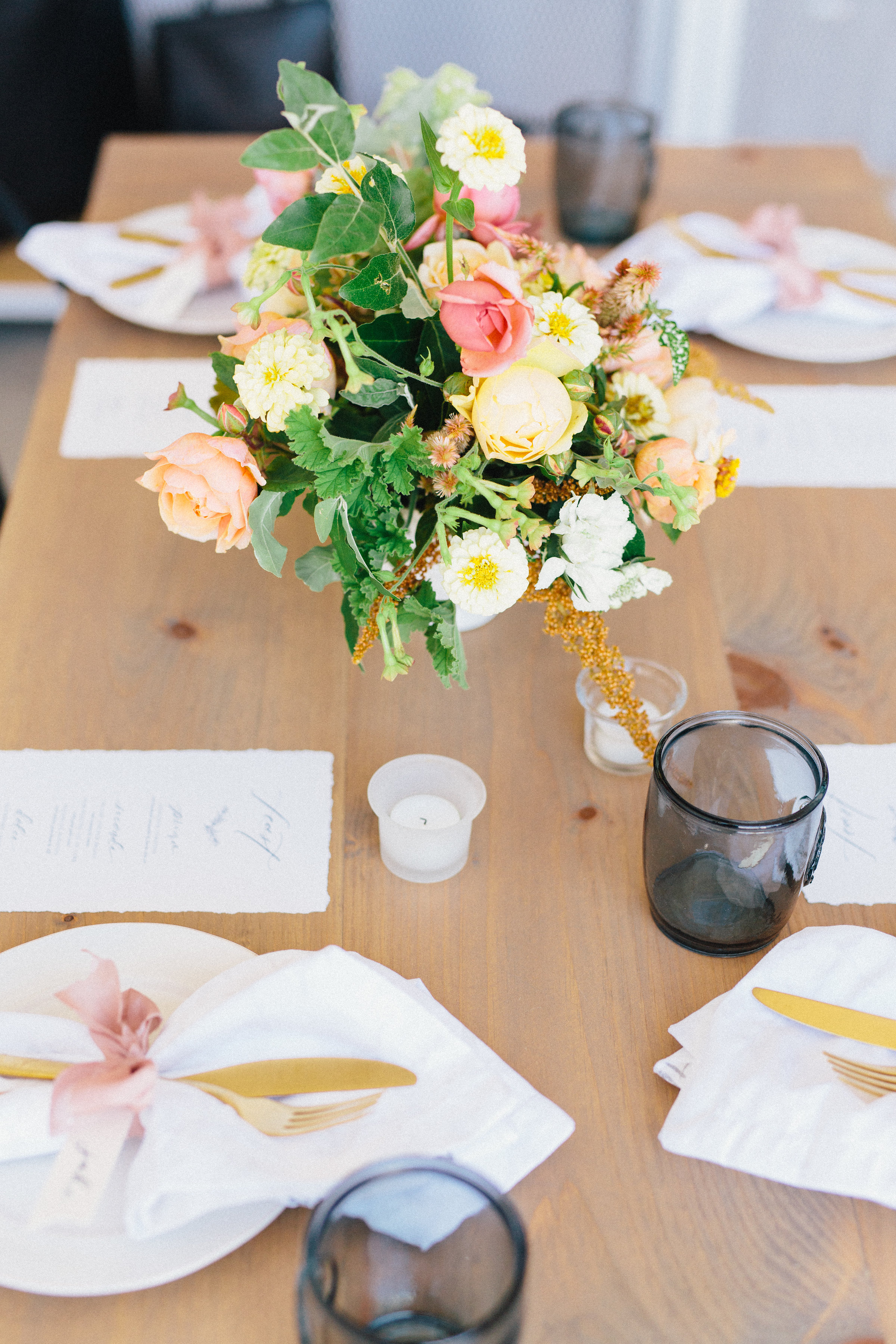 A simple early fall gathering to remember (with the most gorgeous color palette). Click through for the inspiration. | glitterinc.com | @glitterinc