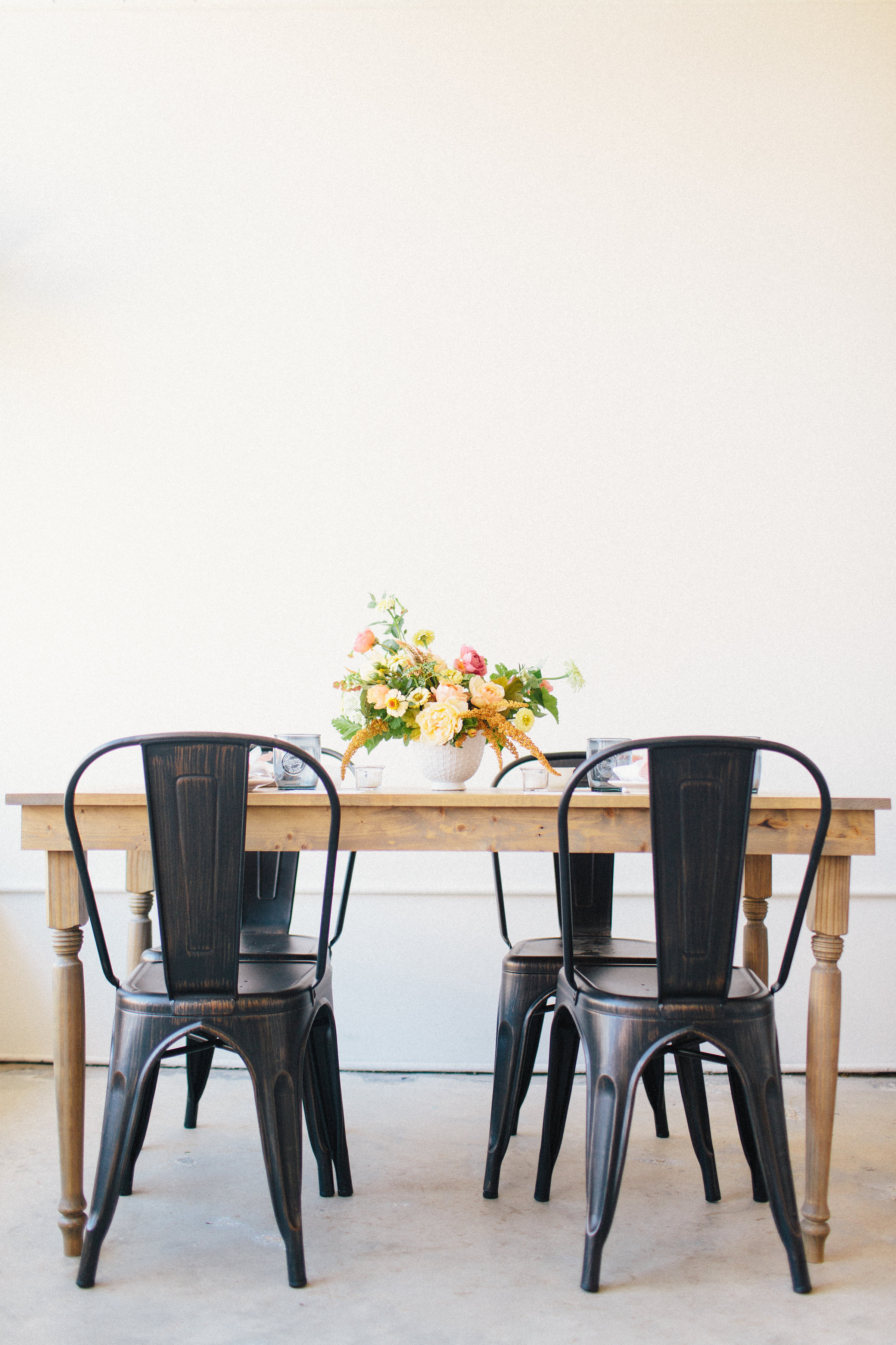 A simple early fall gathering to remember (with the most gorgeous color palette). Click through for the inspiration. | glitterinc.com | @glitterinc