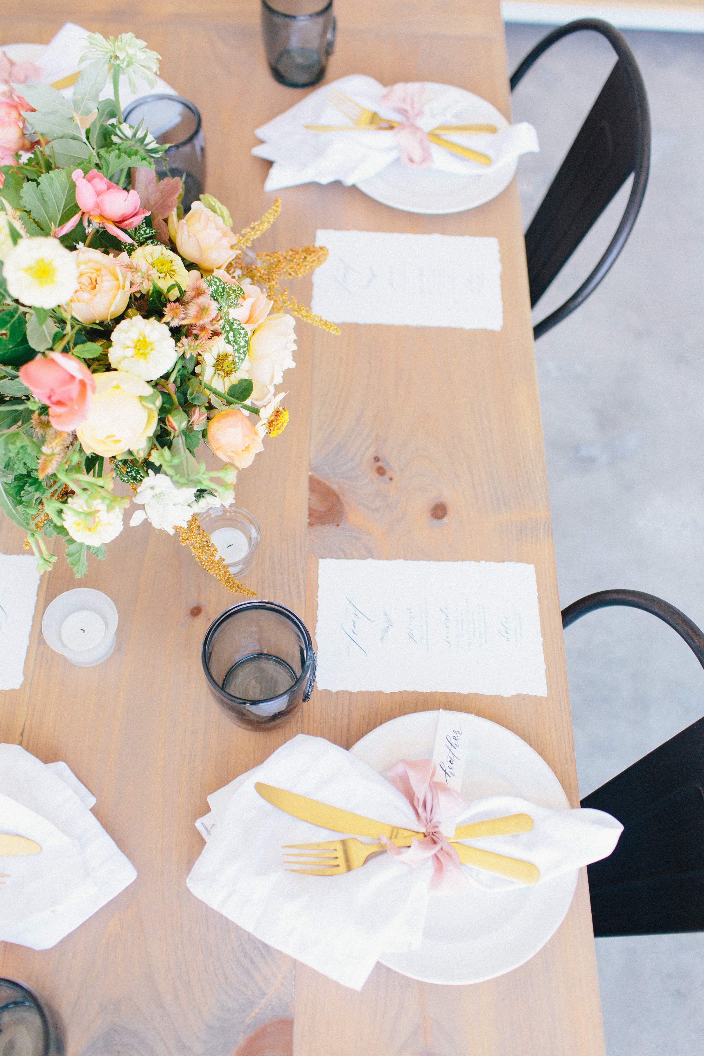 A simple early fall gathering to remember (with the most gorgeous color palette). Click through for the inspiration. | glitterinc.com | @glitterinc