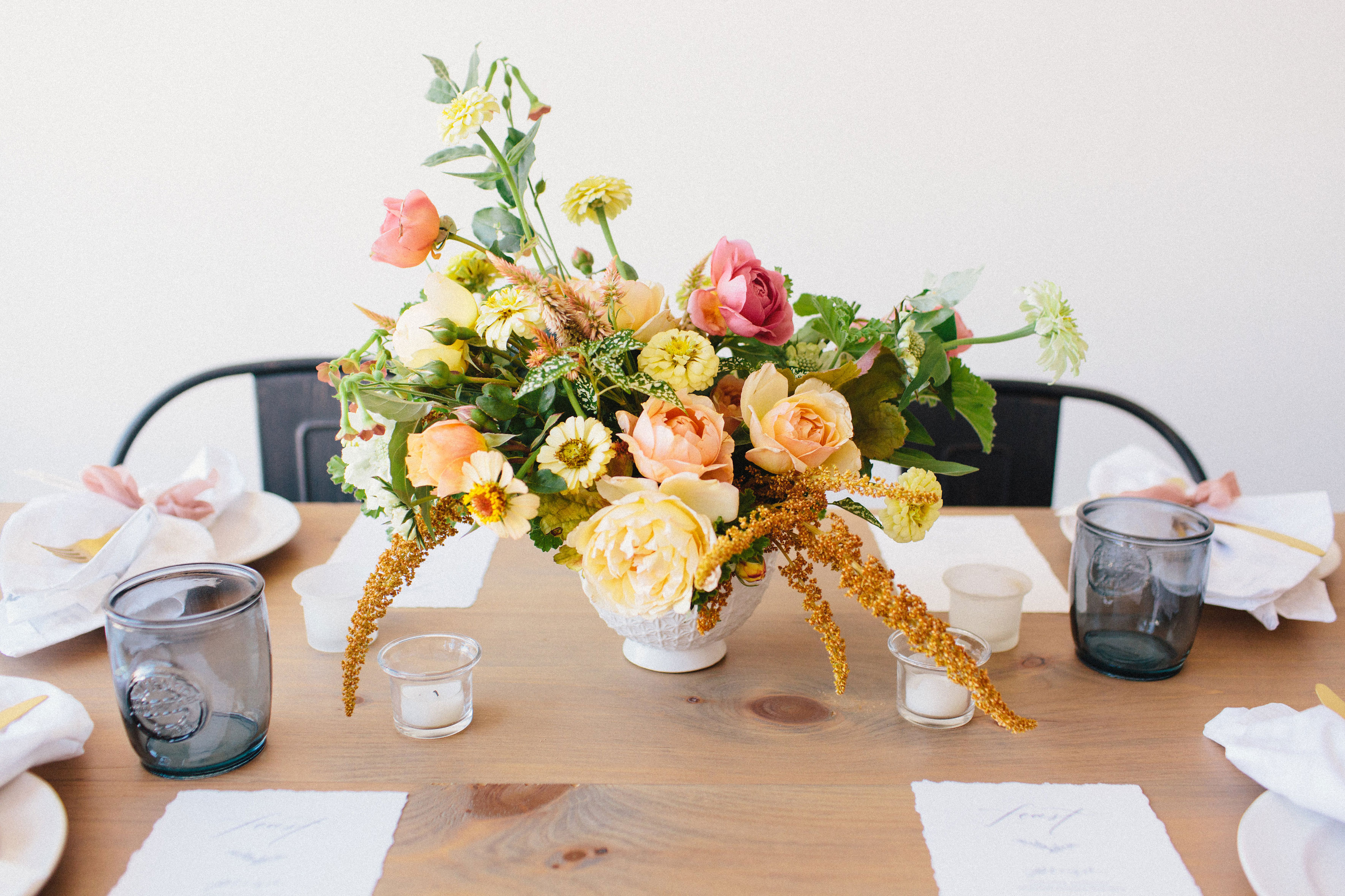 A simple early fall gathering to remember (with the most gorgeous color palette). Click through for the inspiration. | glitterinc.com | @glitterinc