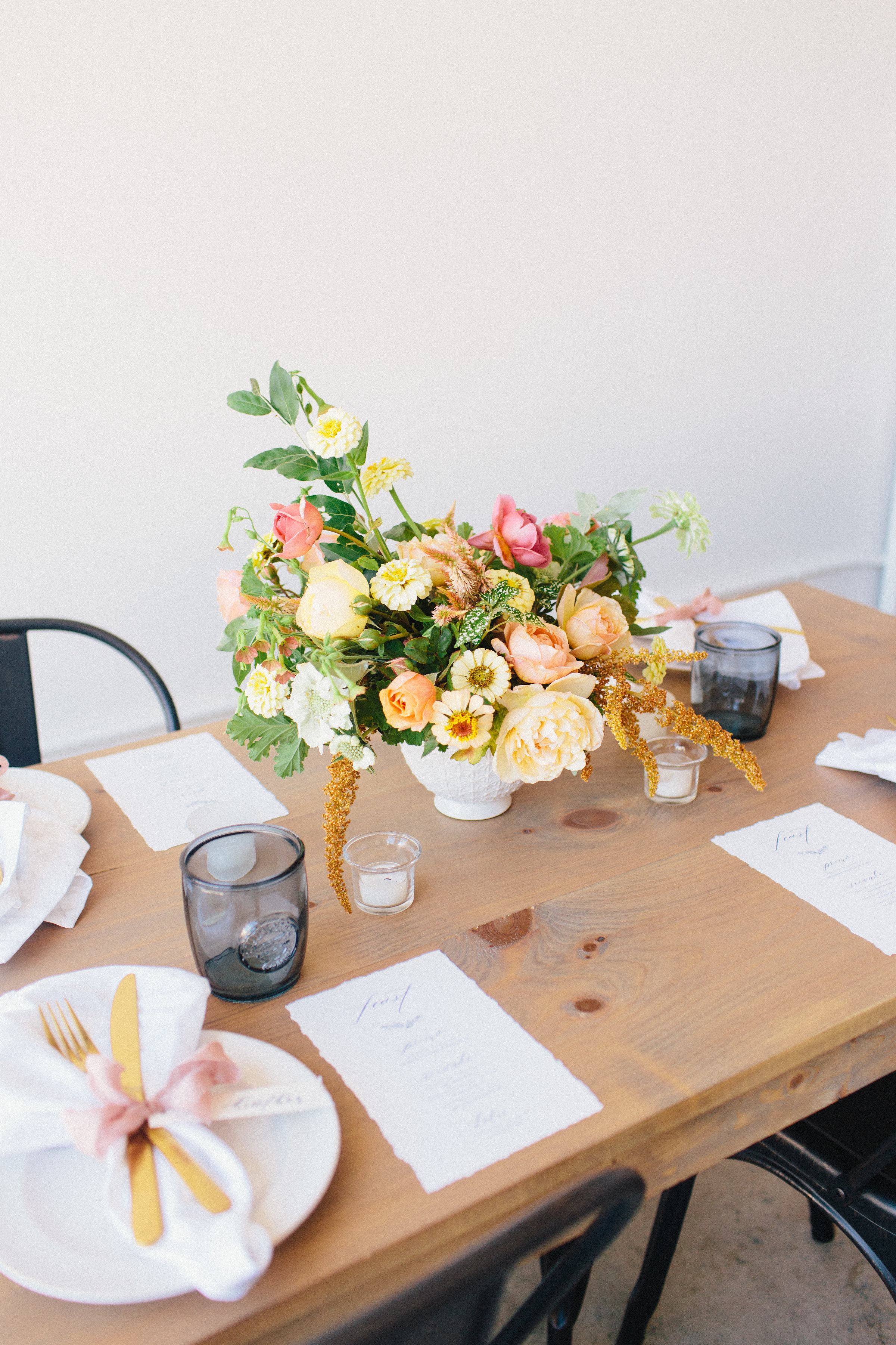 A simple early fall gathering to remember (with the most gorgeous color palette). Click through for the inspiration. | glitterinc.com | @glitterinc