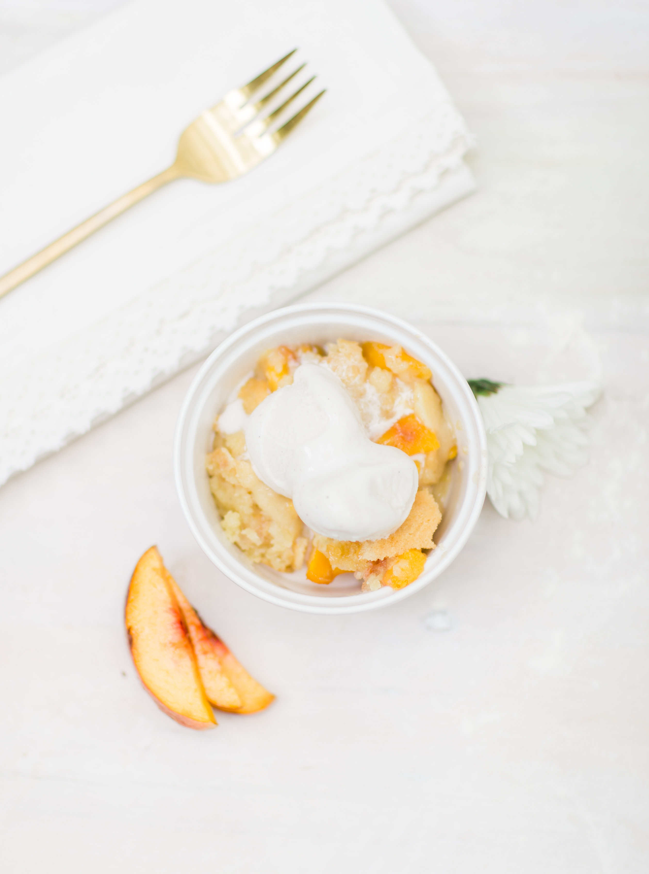 Foodie blogger Lexi of Glitter, Inc. shares a recipe for classic peach cobbler. Caramelized peaches are topped with a sugar-cookie-like doughy crust. YUM. | glitterinc.com | @glitterinc