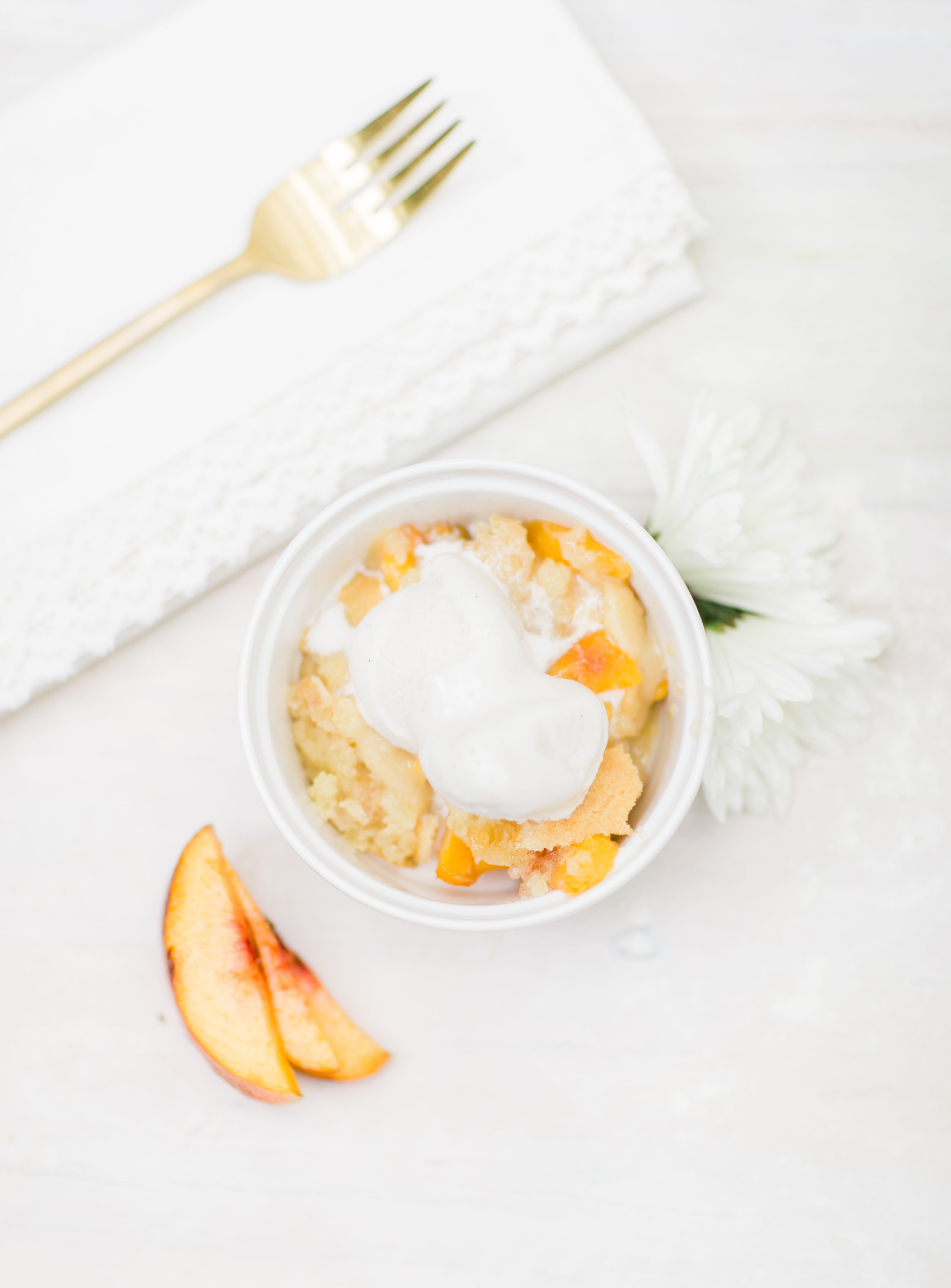 Foodie blogger Lexi of Glitter, Inc. shares a recipe for classic peach cobbler. Caramelized peaches are topped with a sugar-cookie-like doughy crust. YUM. | glitterinc.com | @glitterinc