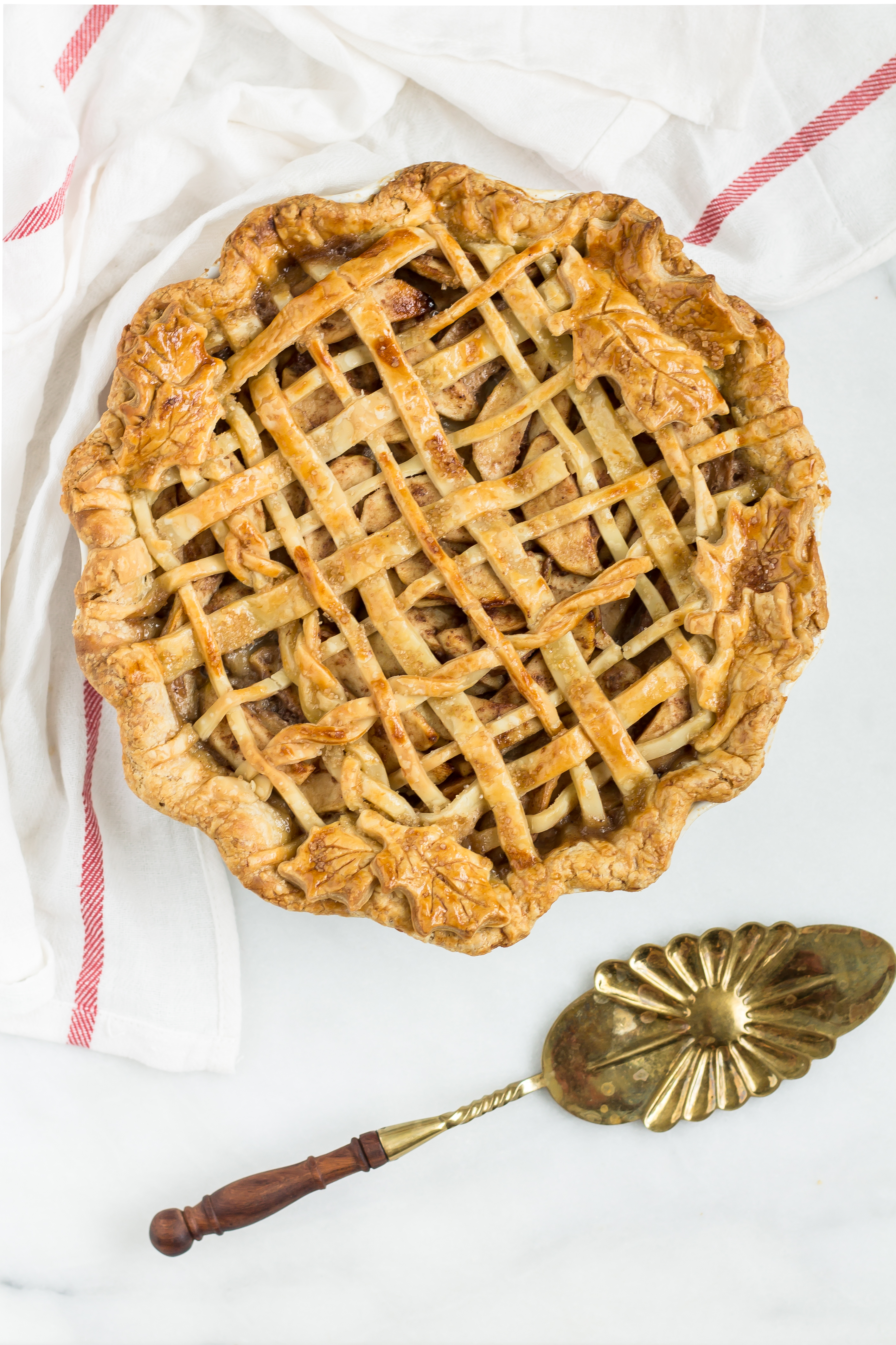 Prepare to FREAK out over this spin on a more traditional apple pie drizzled with warm homemade salted maple caramel sauce. Click through for the recipe. | glitterinc.com | @glitterinc