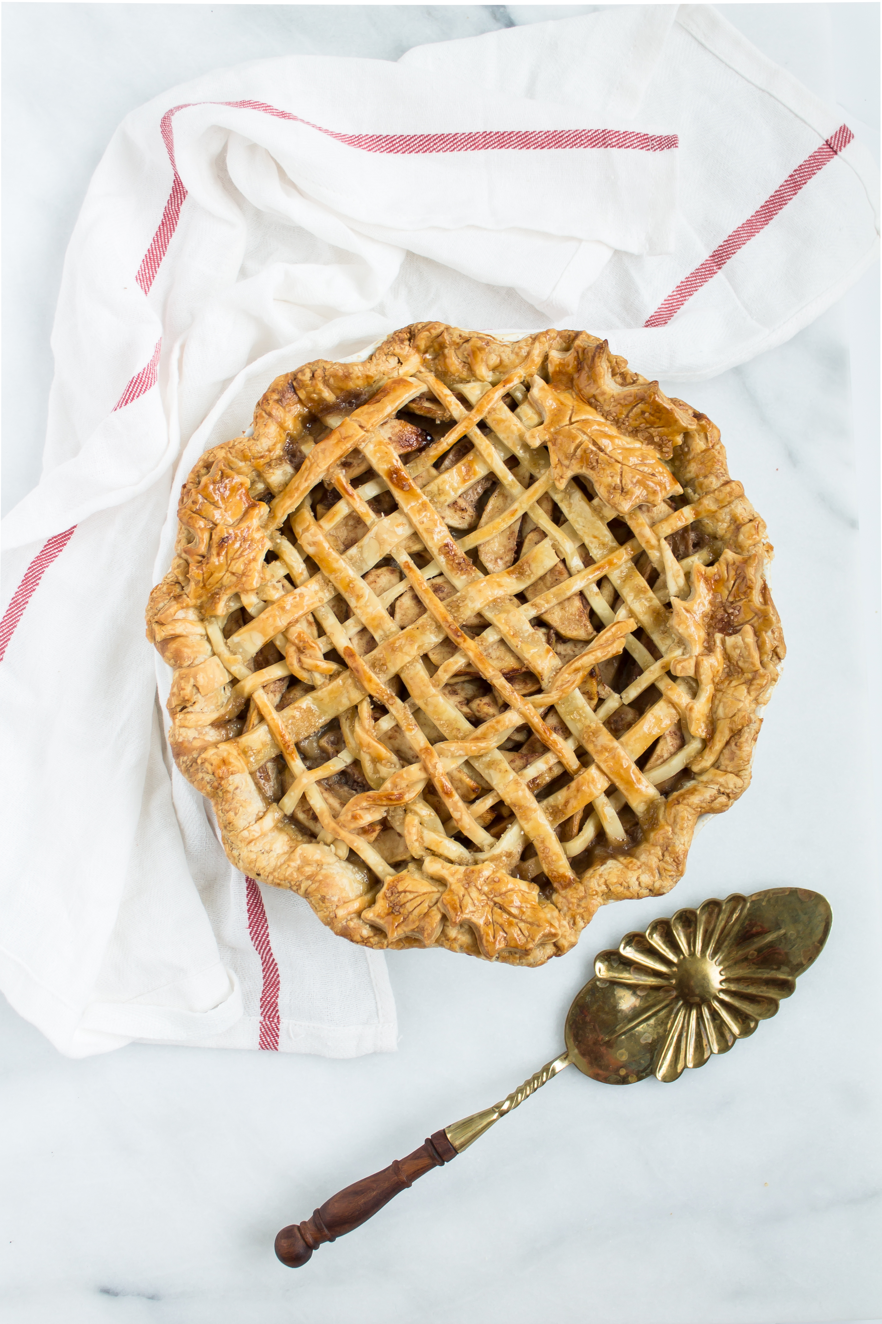 Prepare to FREAK out over this spin on a more traditional apple pie drizzled with warm homemade salted maple caramel sauce. Click through for the recipe. | glitterinc.com | @glitterinc