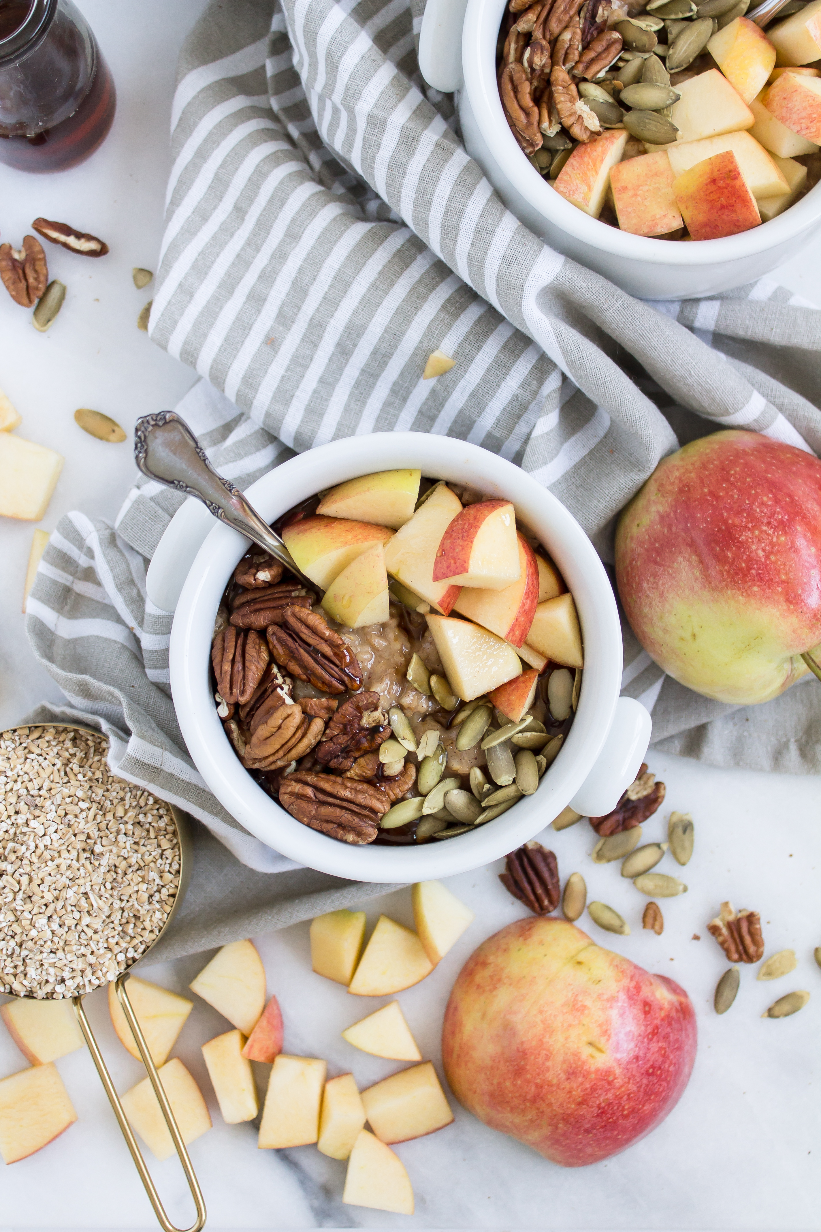 Slow cooker apple cinnamon steel cut oats are hearty, delicious and healthy. Using a slow cooker also makes it a simple breakfast option. Click through for the recipe. | glitterinc.com | @glitterinc