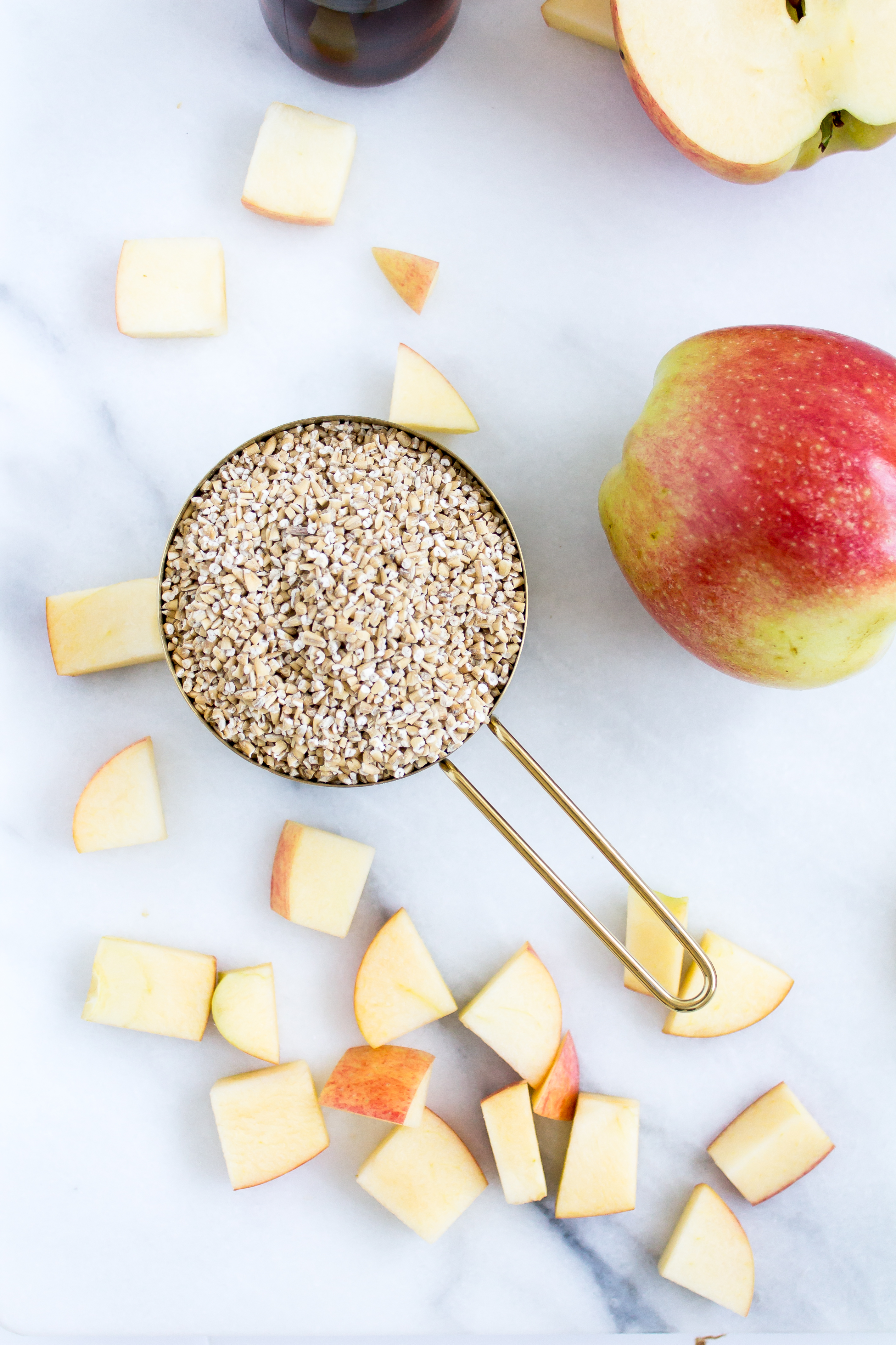 Slow cooker apple cinnamon steel cut oats are hearty, delicious and healthy. Using a slow cooker also makes it a simple breakfast option. Click through for the recipe. | glitterinc.com | @glitterinc