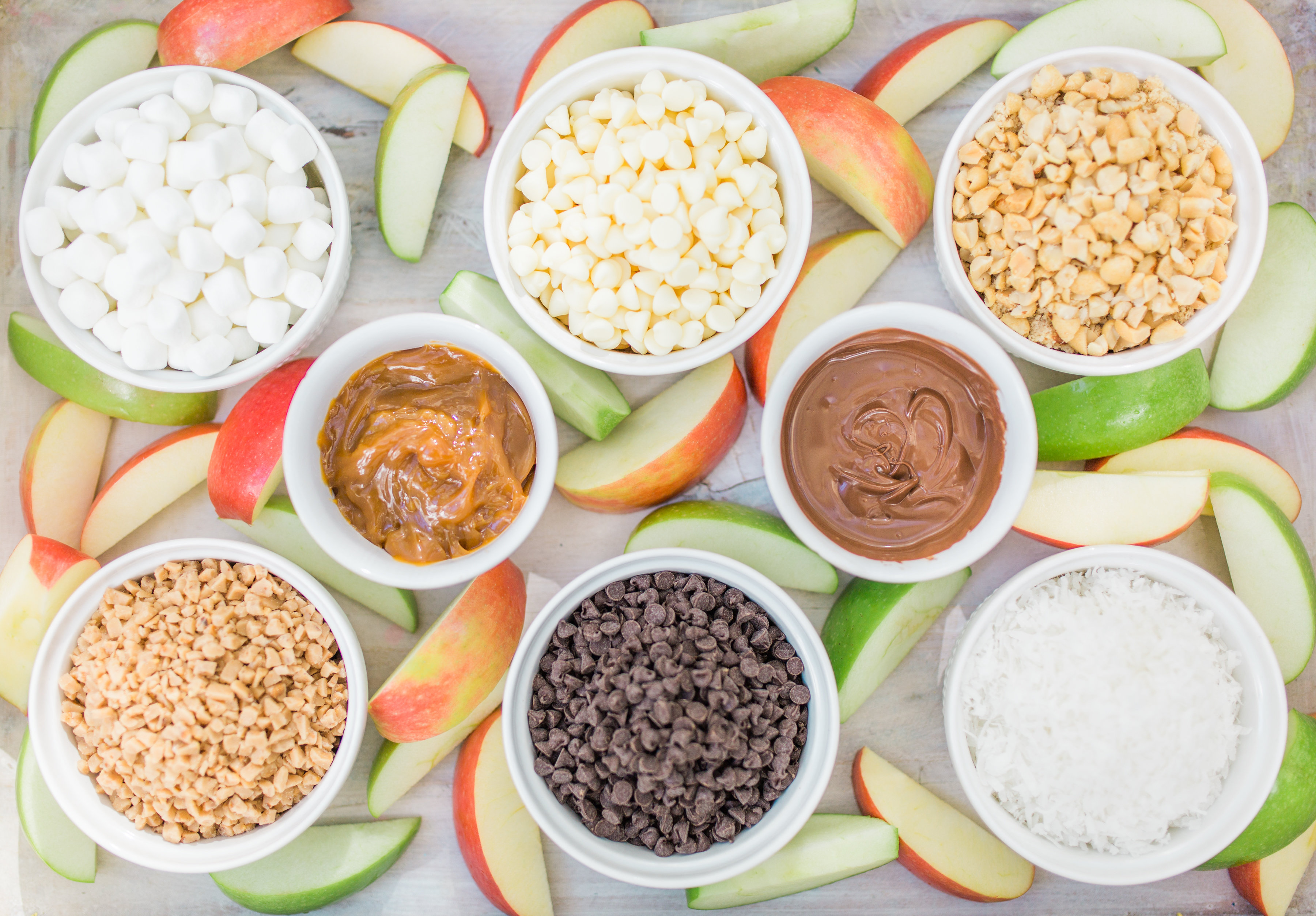 A DIY caramel apple pie bar is the kind of easy dessert station everyone will love. This set-up is delicious, nostalgic, and so much fun. | glitterinc.com | @glitterinc