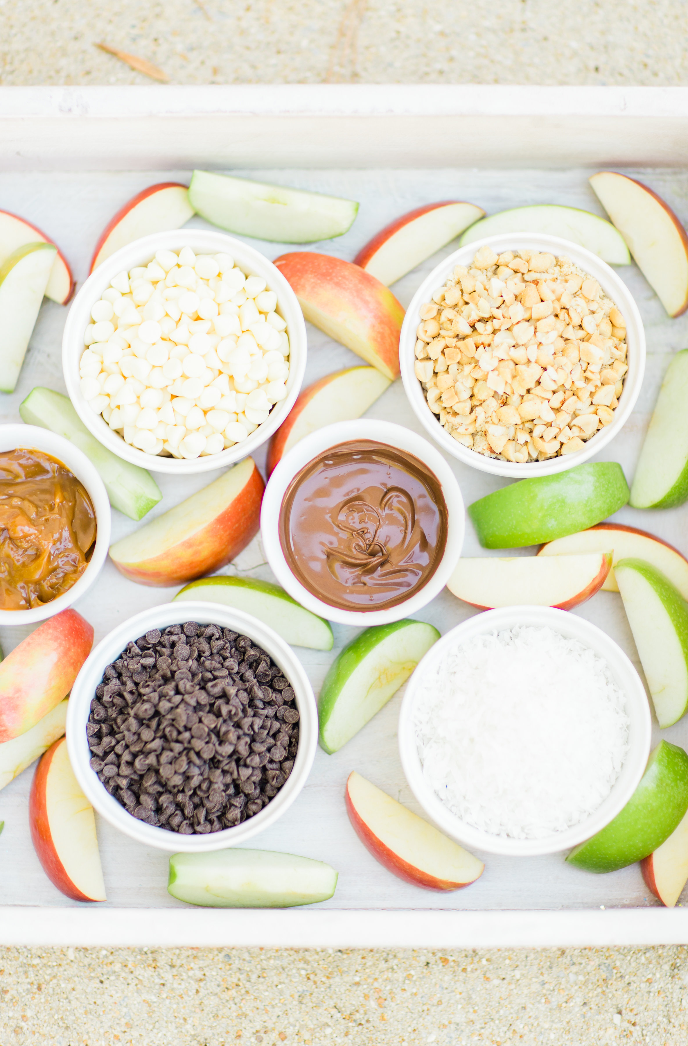 A DIY caramel apple pie bar is the kind of easy dessert station everyone will love. This set-up is delicious, nostalgic, and so much fun. | glitterinc.com | @glitterinc