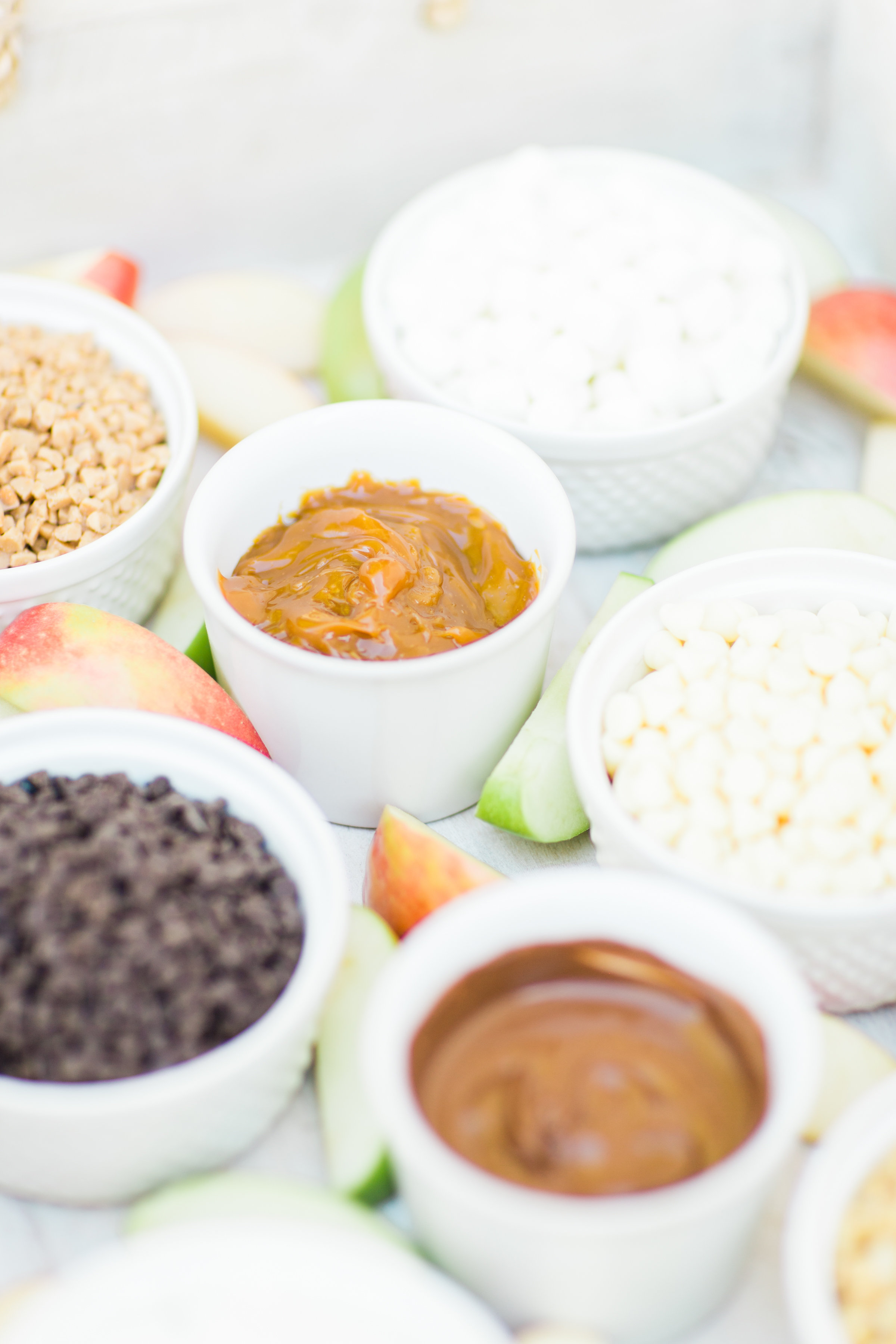 A DIY caramel apple pie bar is the kind of easy dessert station everyone will love. This set-up is delicious, nostalgic, and so much fun. | glitterinc.com | @glitterinc