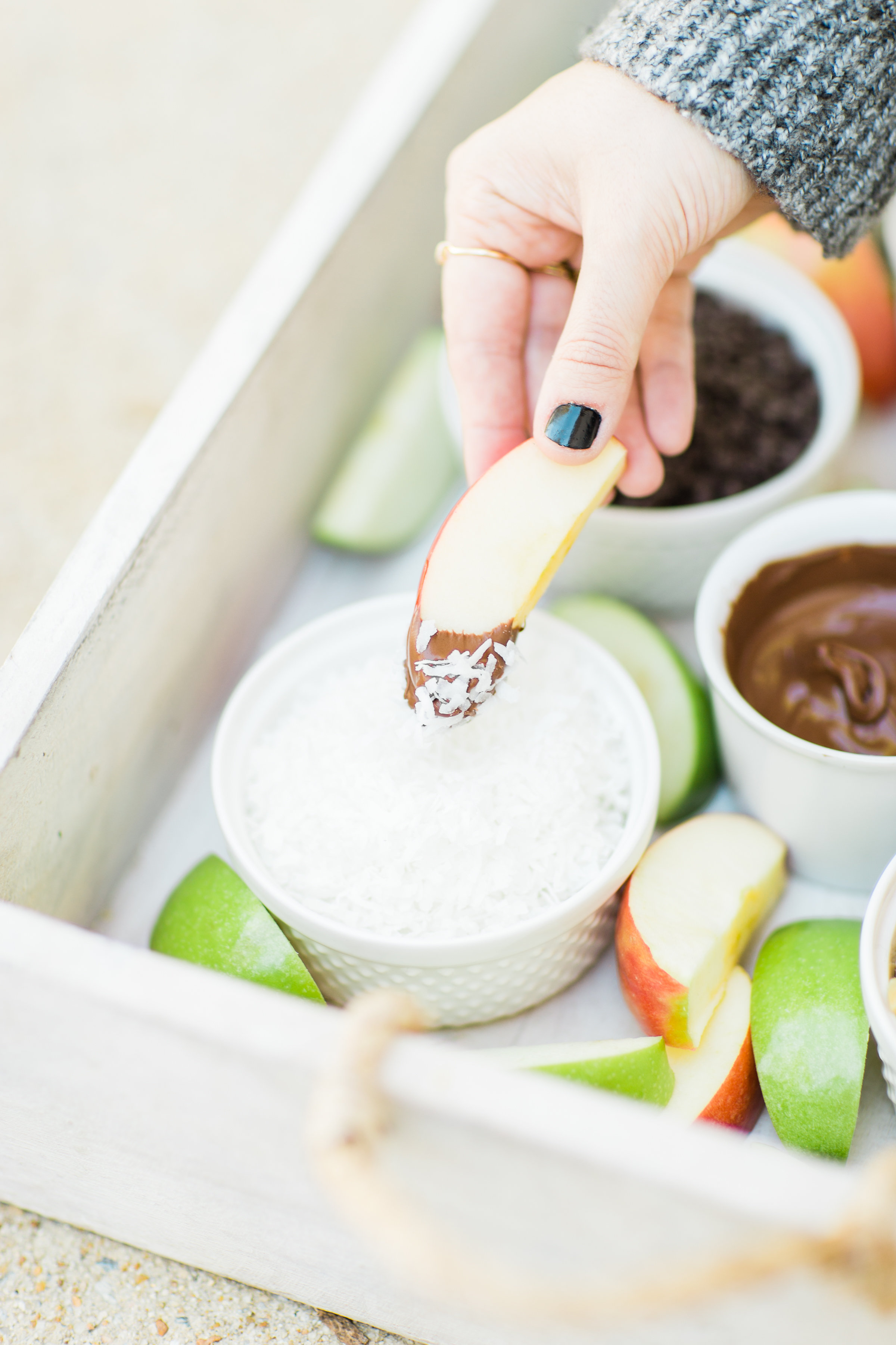 A DIY caramel apple pie bar is the kind of easy dessert station everyone will love. This set-up is delicious, nostalgic, and so much fun. | glitterinc.com | @glitterinc