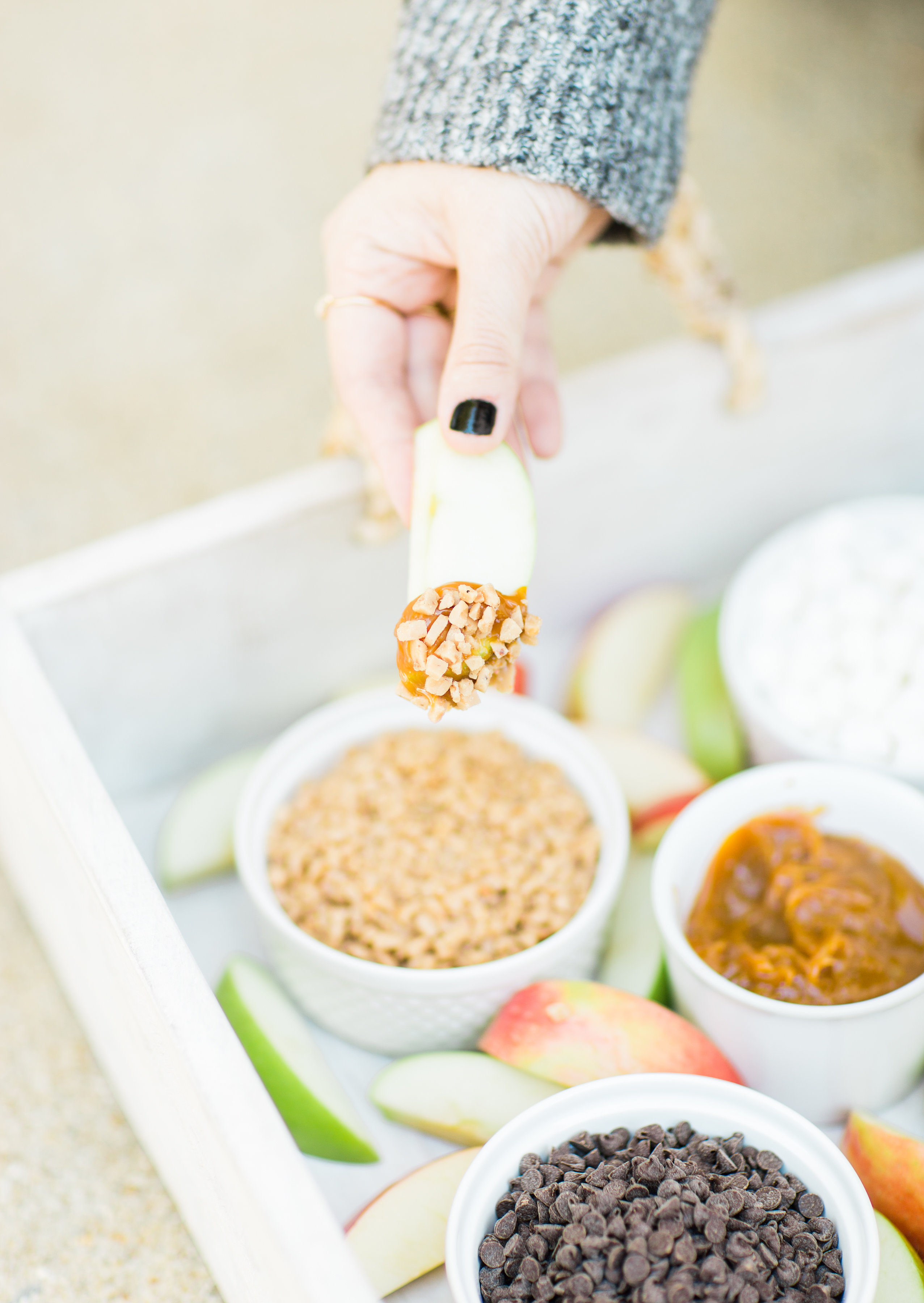 A DIY caramel apple pie bar is the kind of easy dessert station everyone will love. This set-up is delicious, nostalgic, and so much fun. | glitterinc.com | @glitterinc