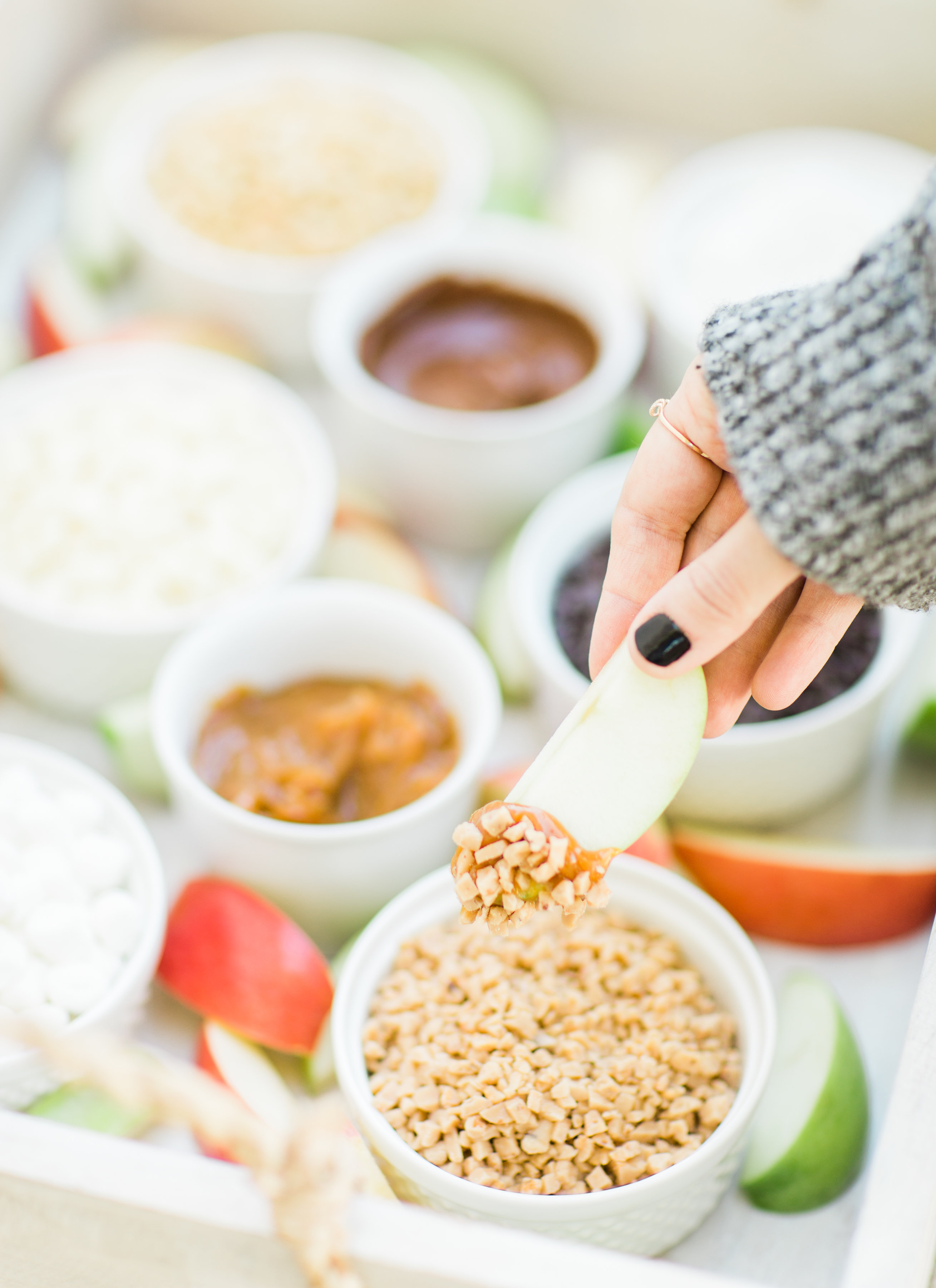 A DIY caramel apple pie bar is the kind of easy dessert station everyone will love. This set-up is delicious, nostalgic, and so much fun. | glitterinc.com | @glitterinc