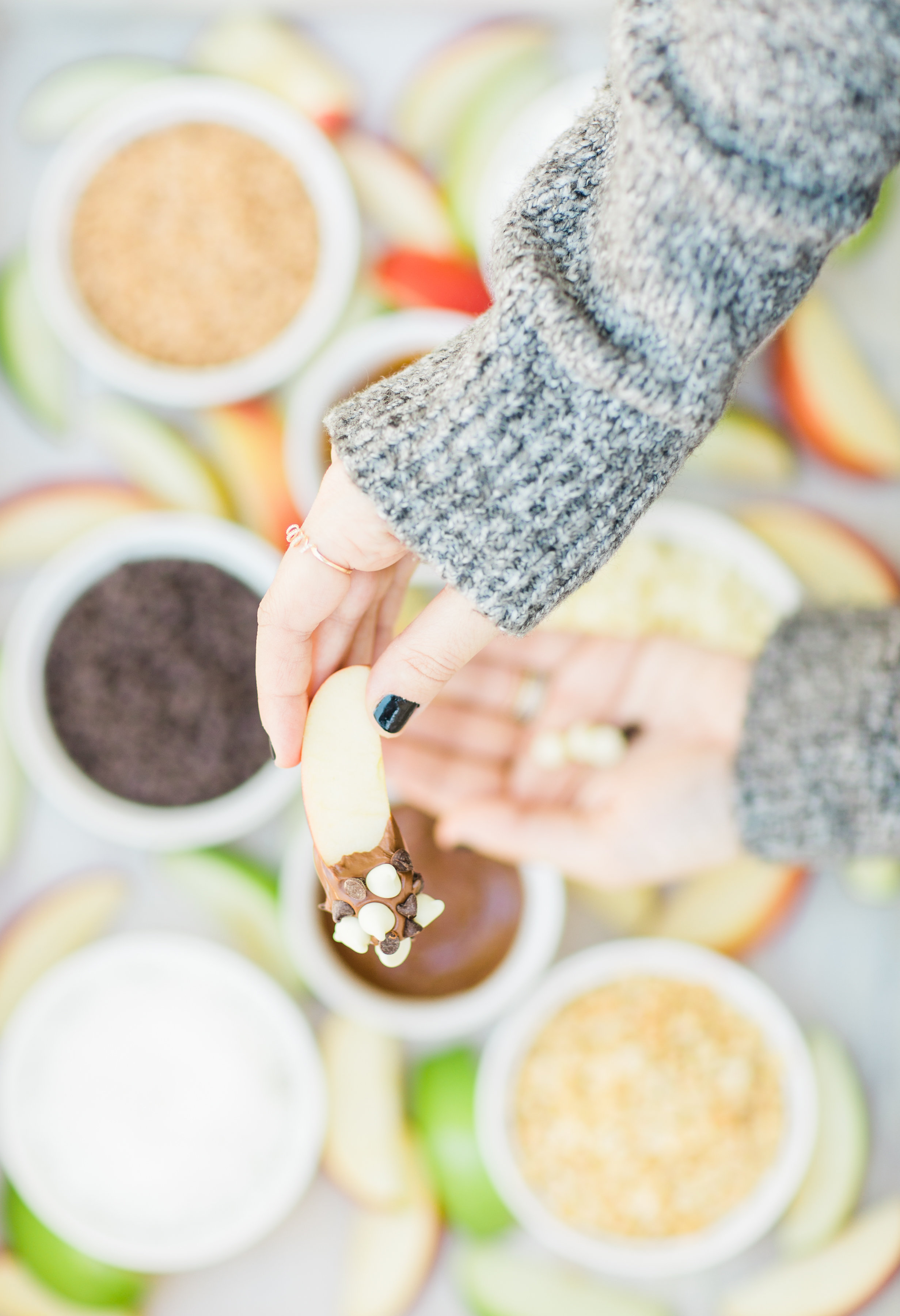 A DIY caramel apple pie bar is the kind of easy dessert station everyone will love. This set-up is delicious, nostalgic, and so much fun. | glitterinc.com | @glitterinc