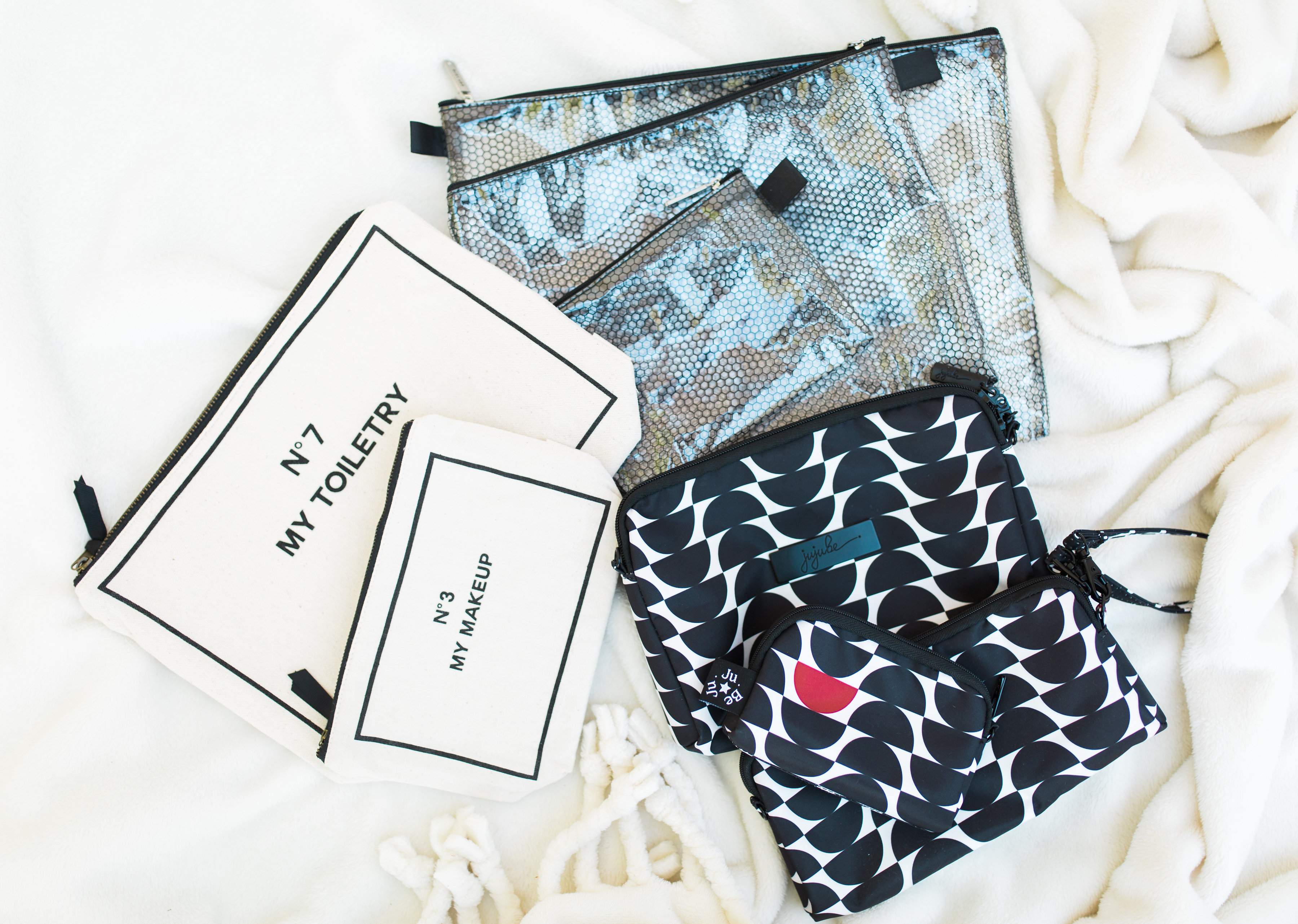 You're going to love my hack for an organized diaper bag! Y'all, diaper bag pouches, including cult favorite pouches that every mom swears by, for organization are the best. | glitterinc.com | @glitterinc