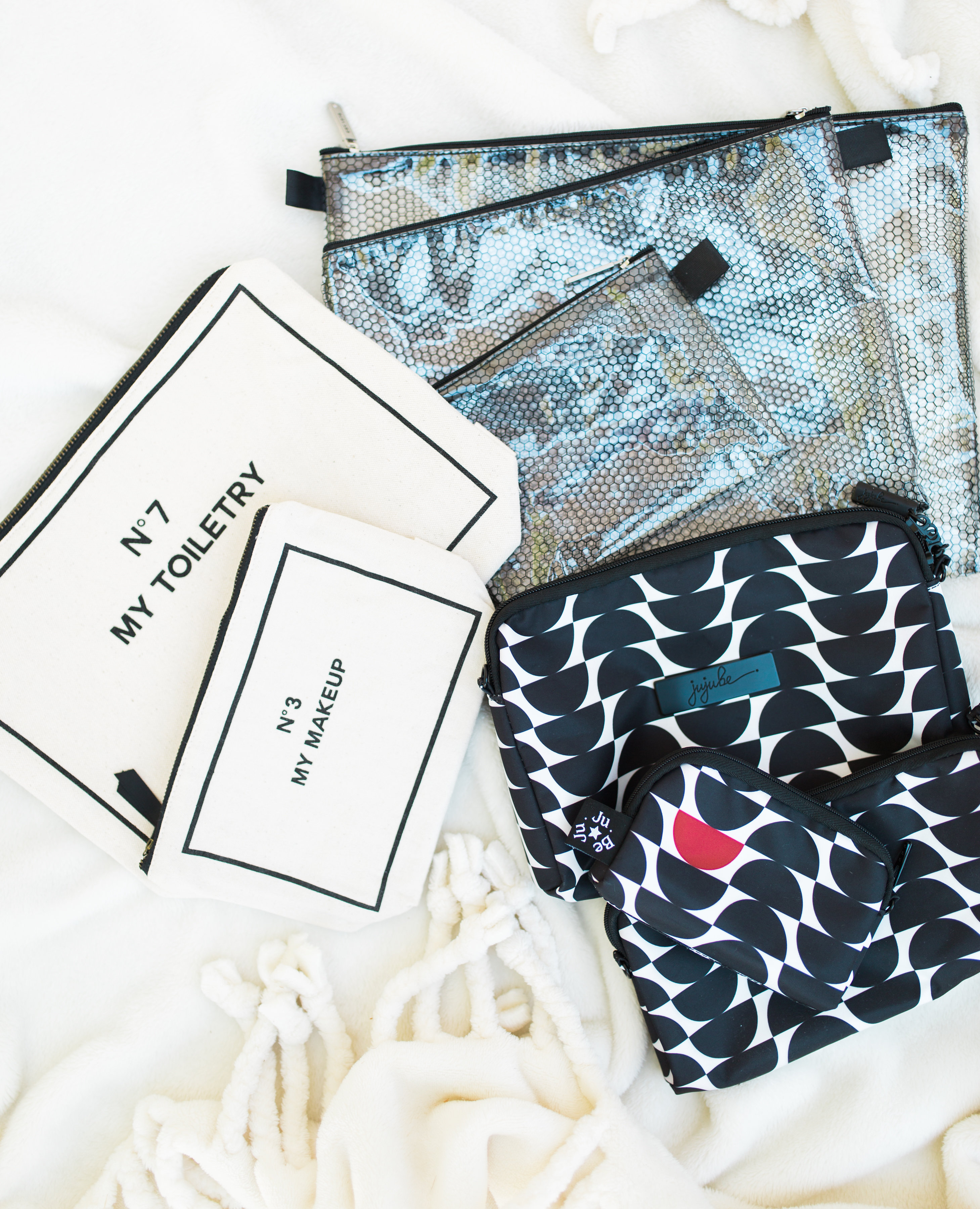 You're going to love my hack for an organized diaper bag! Y'all, diaper bag pouches, including cult favorite pouches that every mom swears by, for organization are the best. | glitterinc.com | @glitterinc